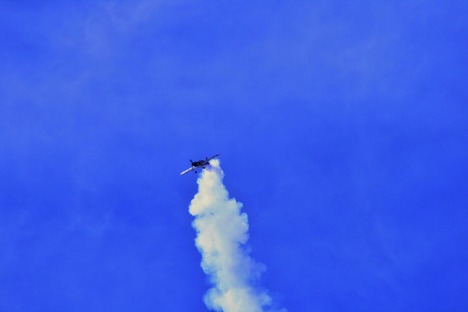 Canon EOS 400D (EOS Digital Rebel XTi / EOS Kiss Digital X) sample photo. Air show, airplane, show photography