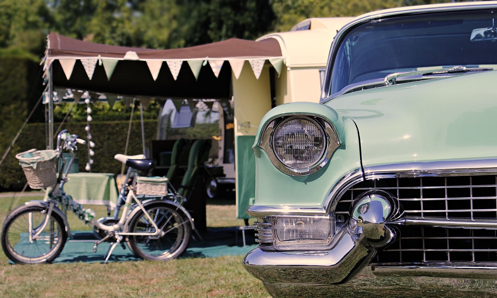 Canon EOS 100D (EOS Rebel SL1 / EOS Kiss X7) sample photo. Camping, cadillac, 1960 photography