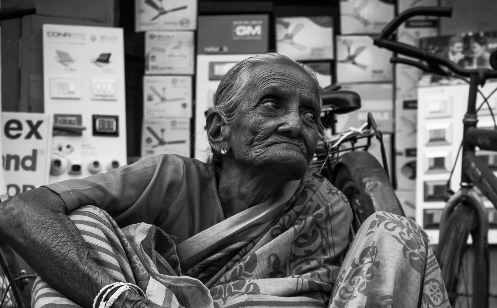 Canon EOS 700D (EOS Rebel T5i / EOS Kiss X7i) sample photo. Old women, farmer, field photography