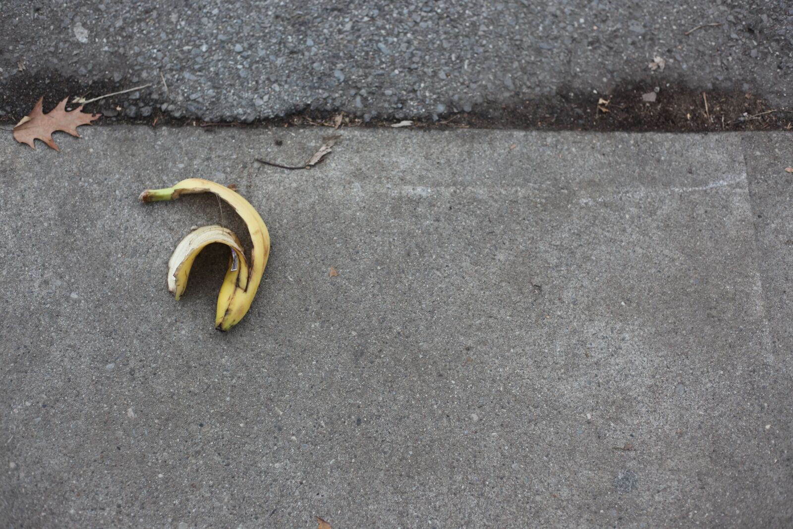 Canon EOS 5D Mark II sample photo. Banana, abstract, minimalism photography