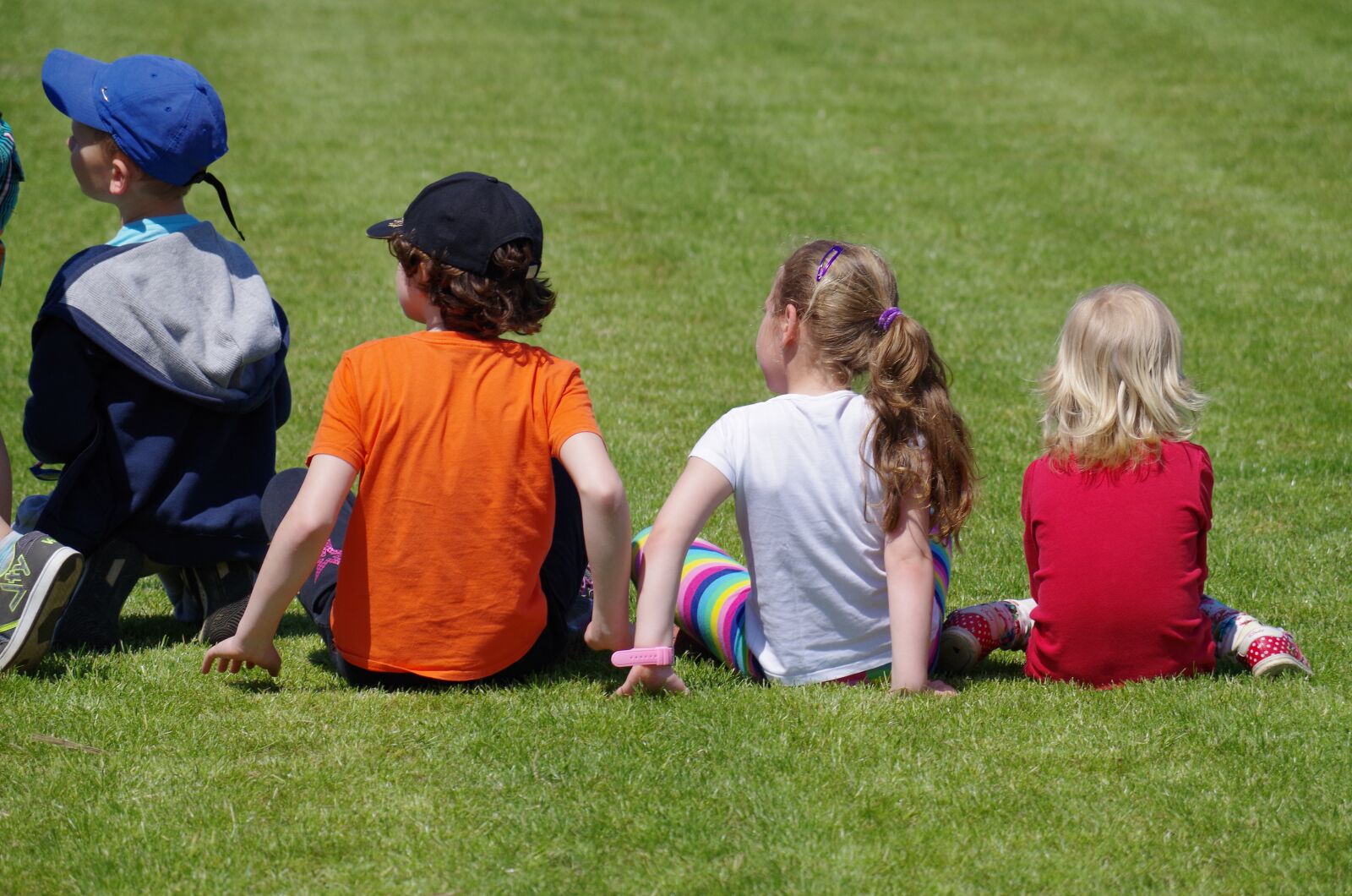 Pentax K-500 sample photo. Children, lawn, sit photography