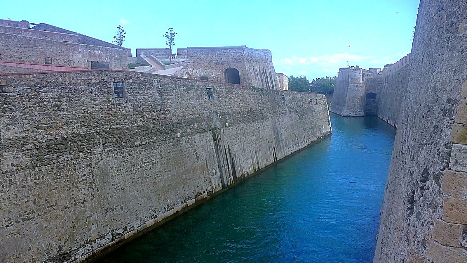 Sony Ericsson U5i sample photo. Ceuta, pit, citadel photography
