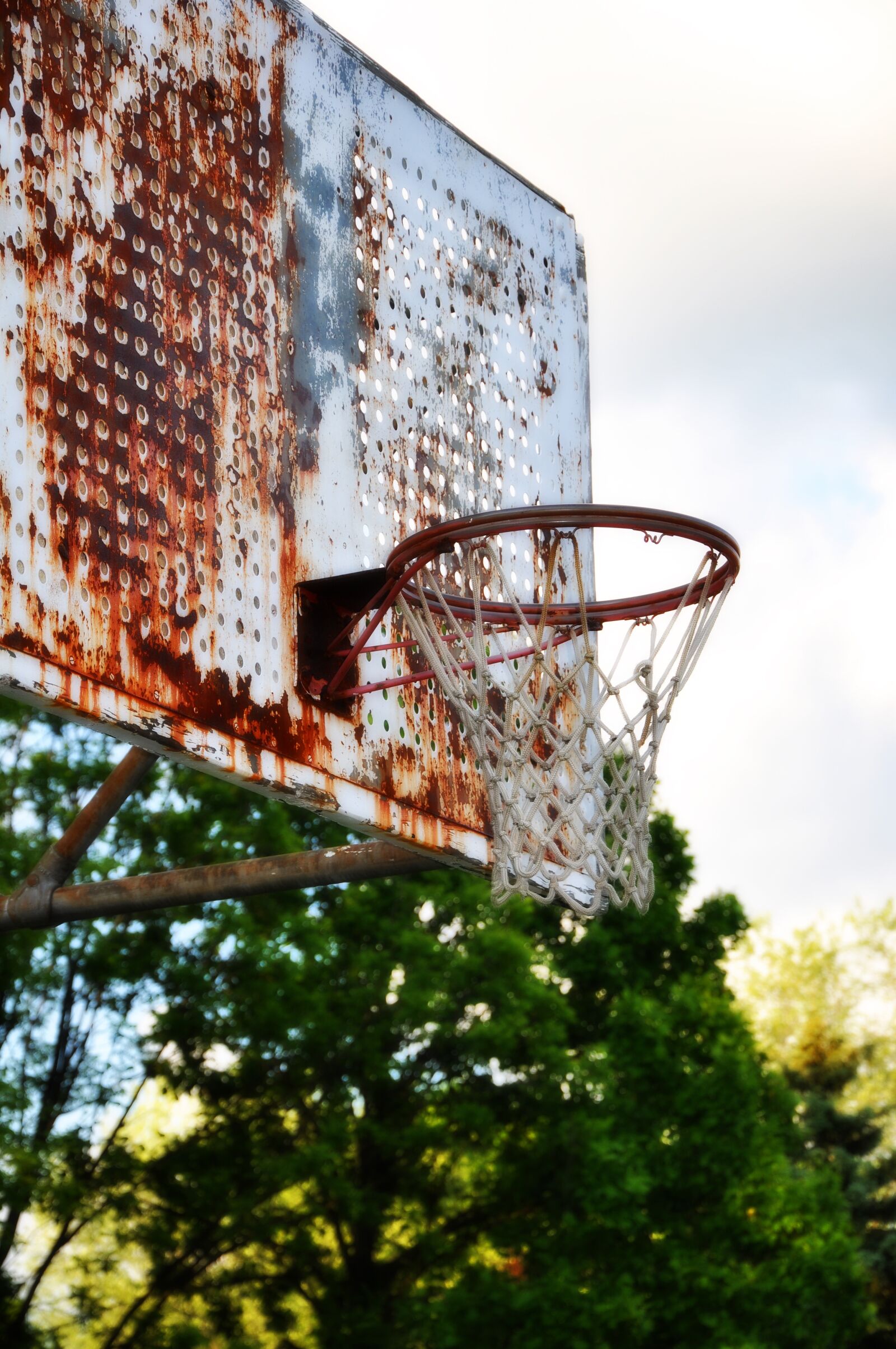 Nikon D90 sample photo. Basketball, hoop, urban decay photography