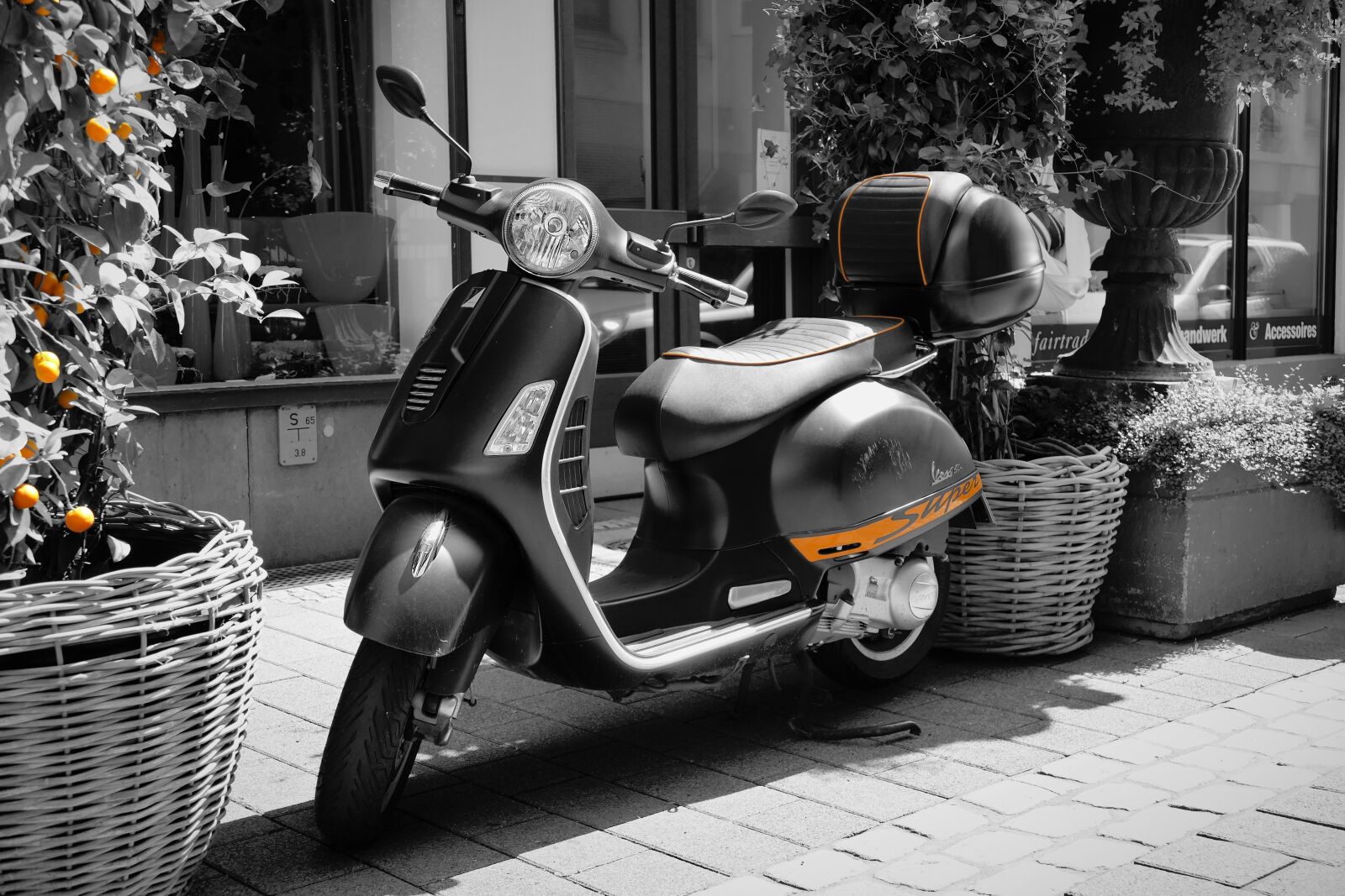 Panasonic Lumix DMC-FZ1000 sample photo. Vespa, gts, motor scooter photography