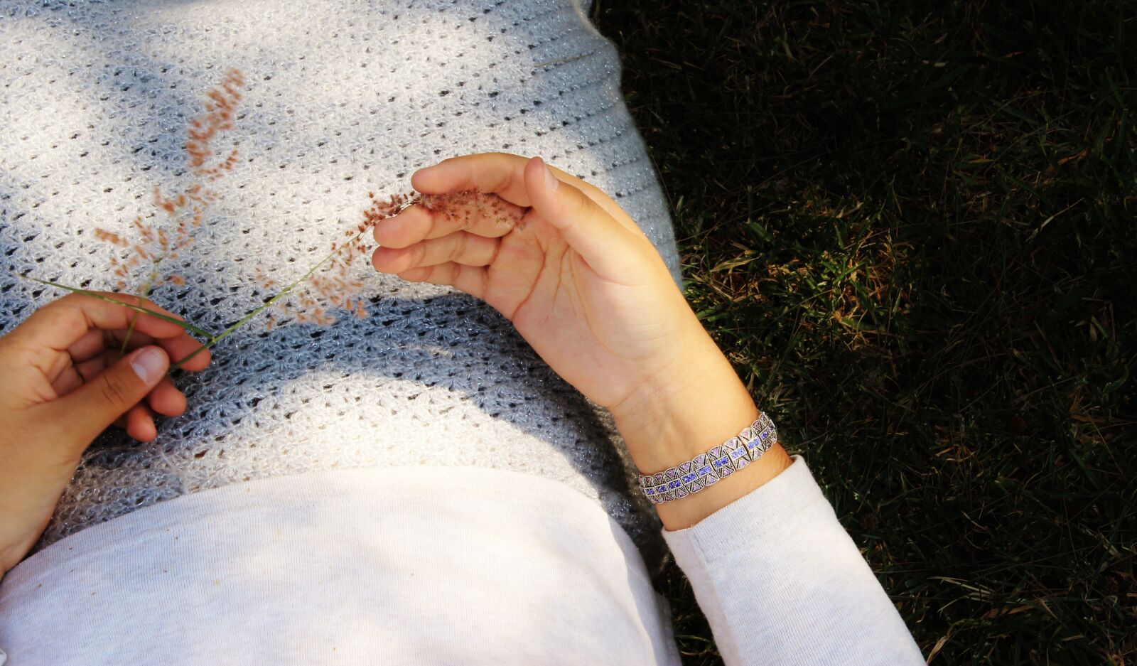 Canon EOS 600D (Rebel EOS T3i / EOS Kiss X5) sample photo. Forest, girl, hands photography