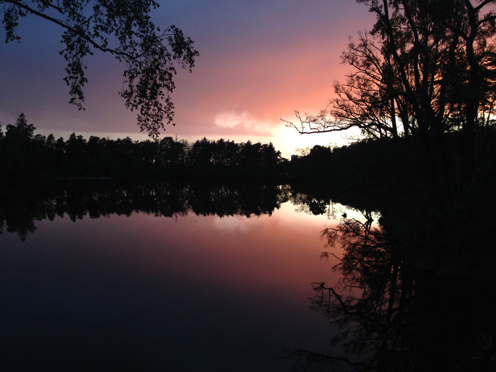 iPhone 4S back camera 4.28mm f/2.4 sample photo. Reflections, sunset, treeline, water photography