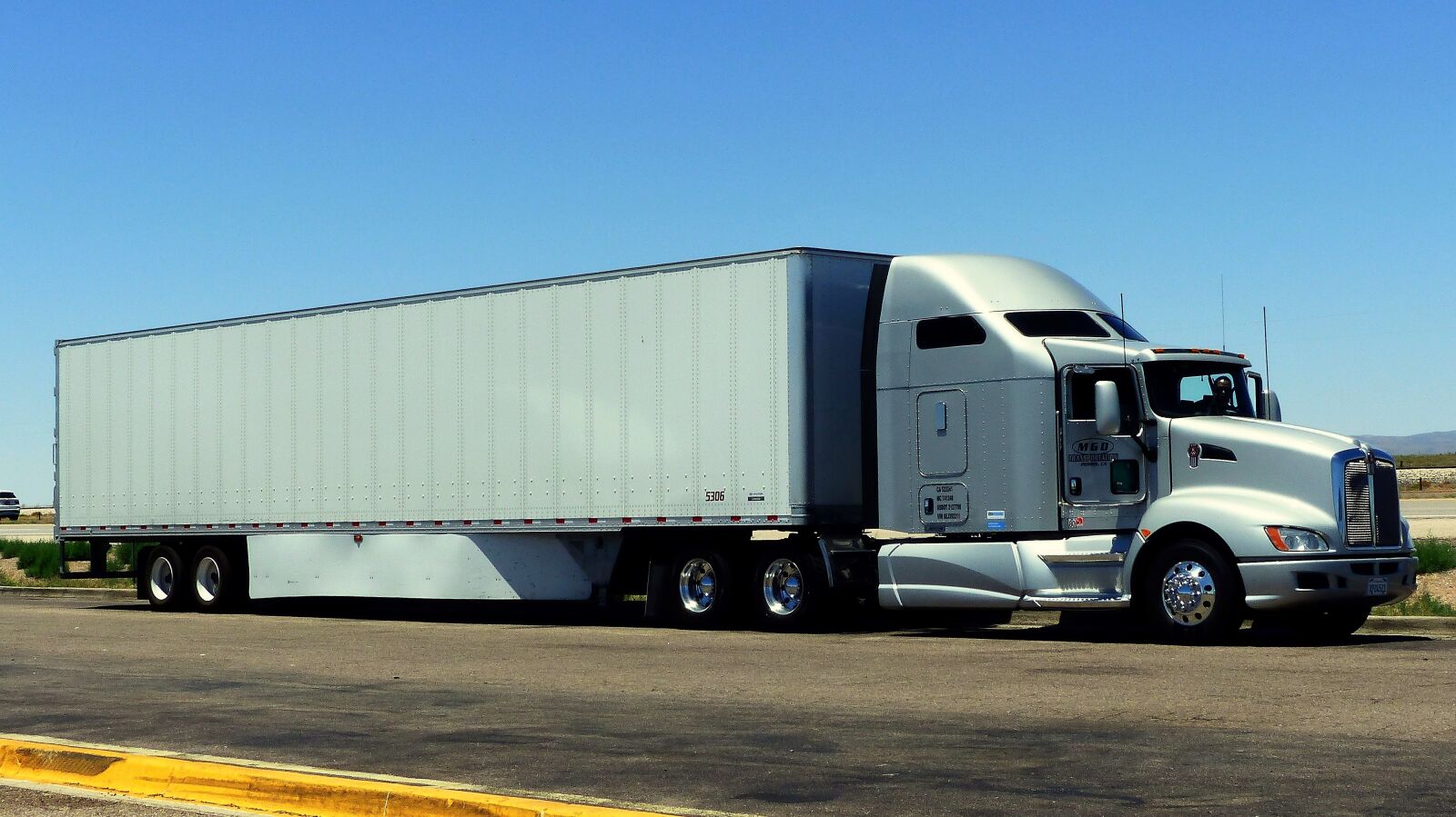 Panasonic Lumix DMC-FZ200 sample photo. Truck, american, transport photography