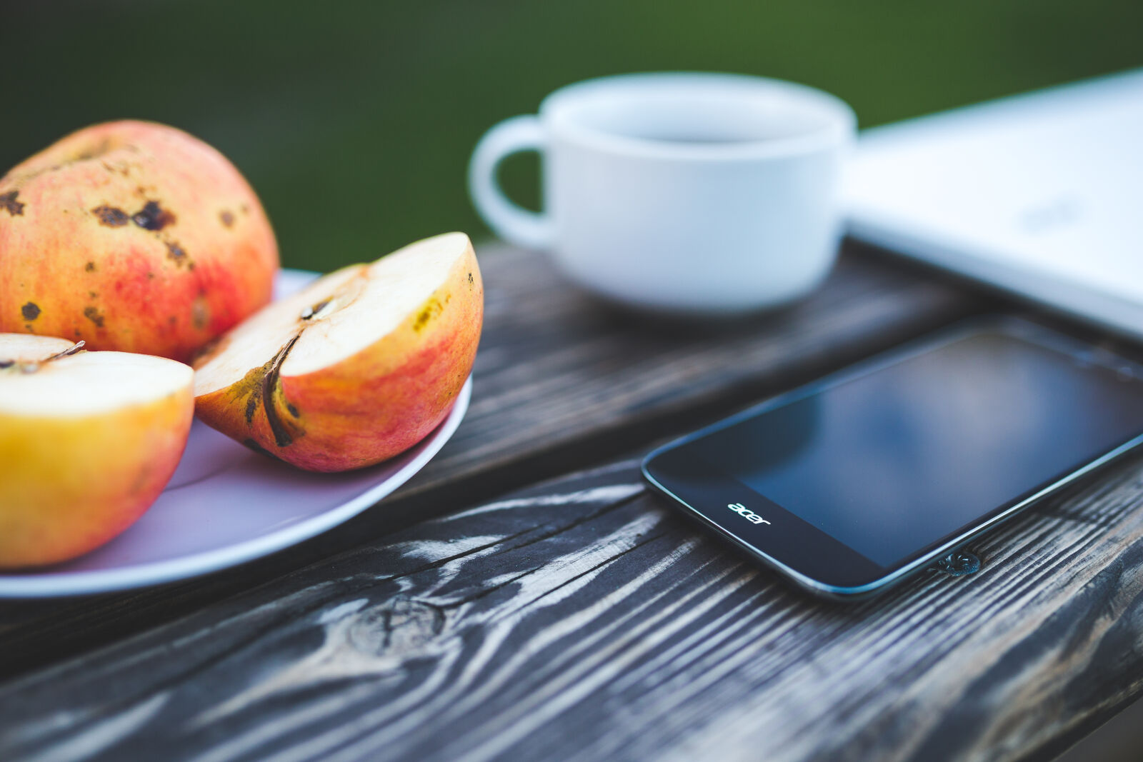 Canon EOS 6D + Sigma 35mm F1.4 DG HSM Art sample photo. Mobile, phone, apple, coffee photography