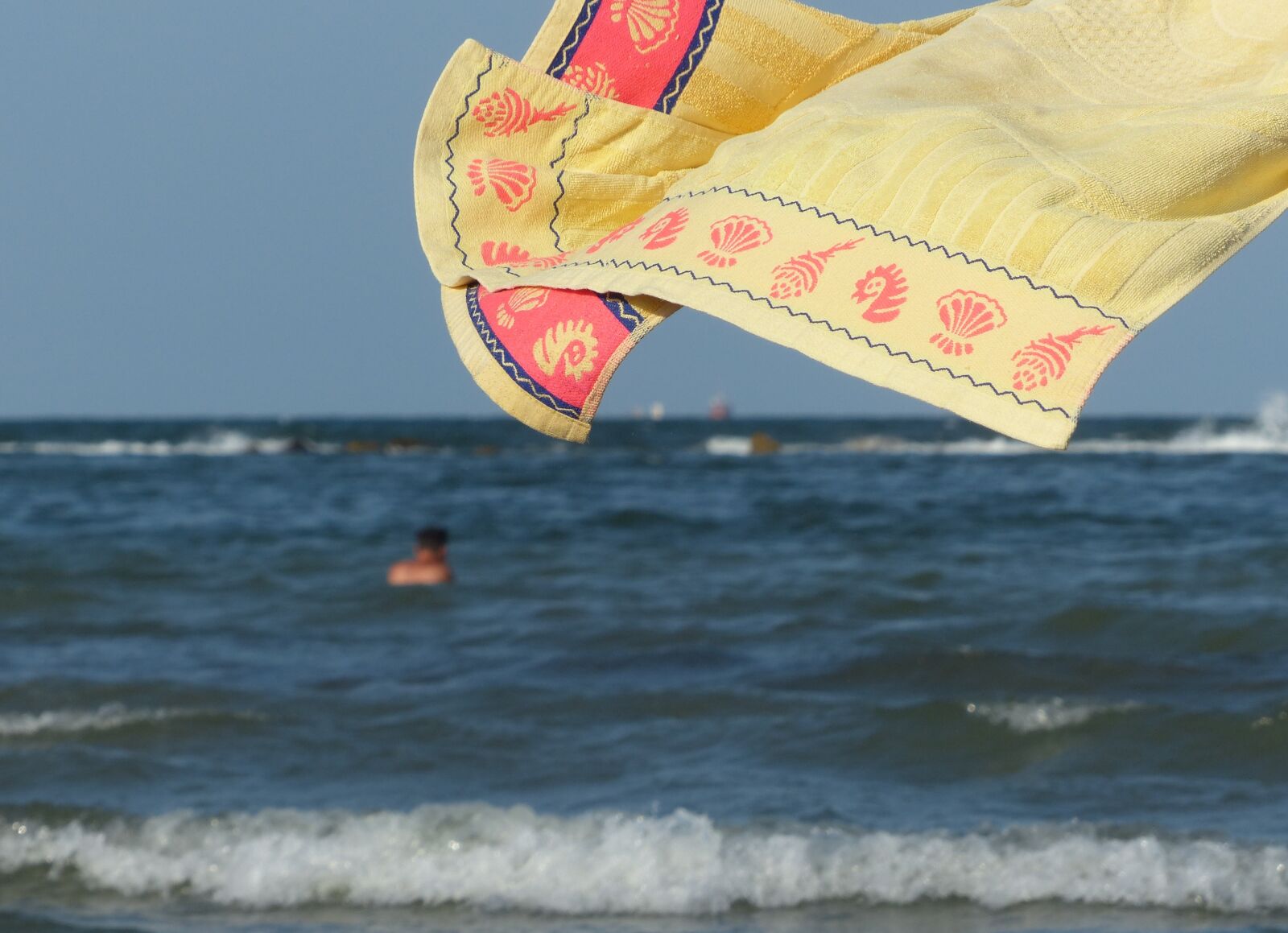 Panasonic Lumix DMC-FZ200 sample photo. Beach, sea, towel photography