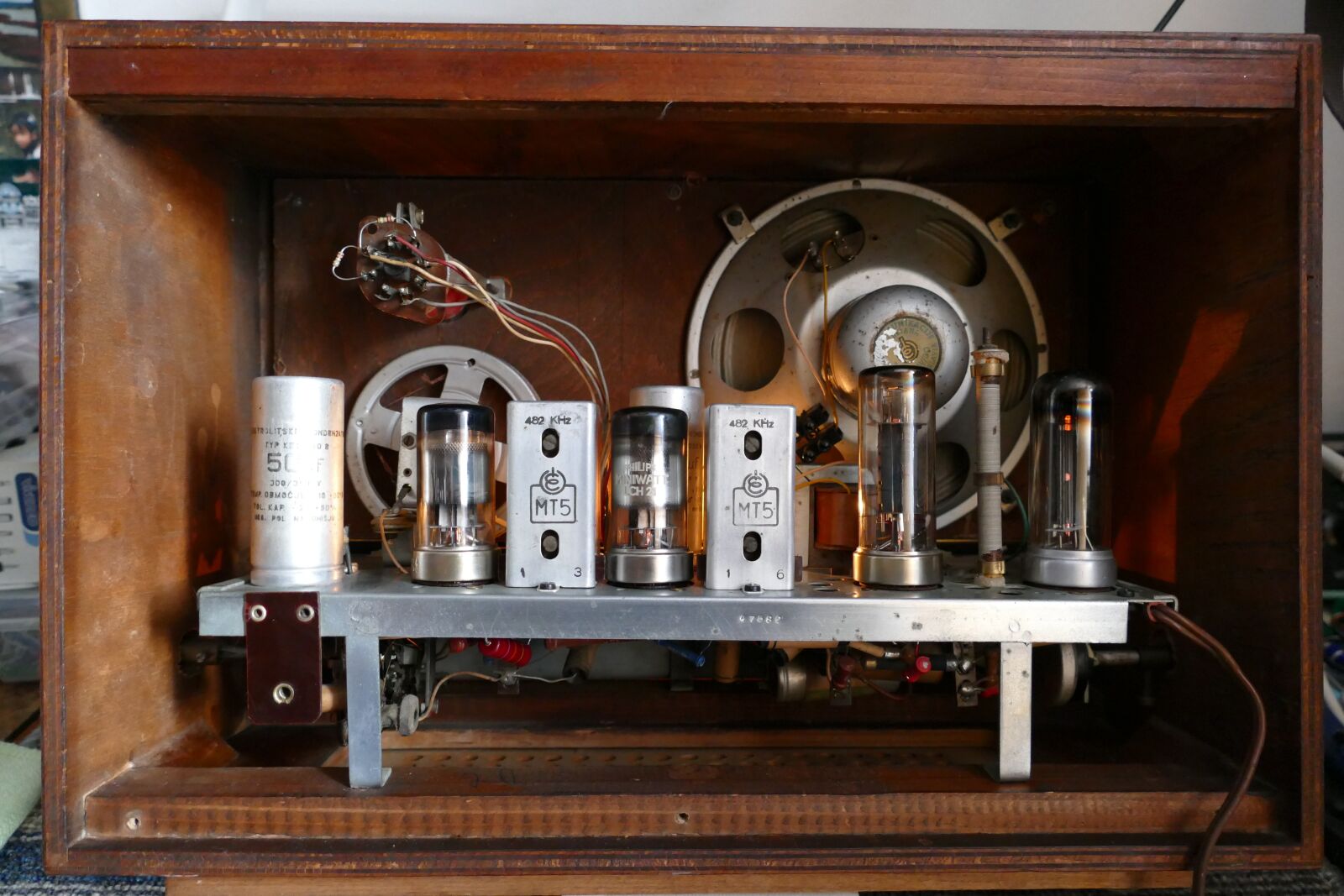 Panasonic Lumix DMC-FZ1000 sample photo. Inside, radio, old photography
