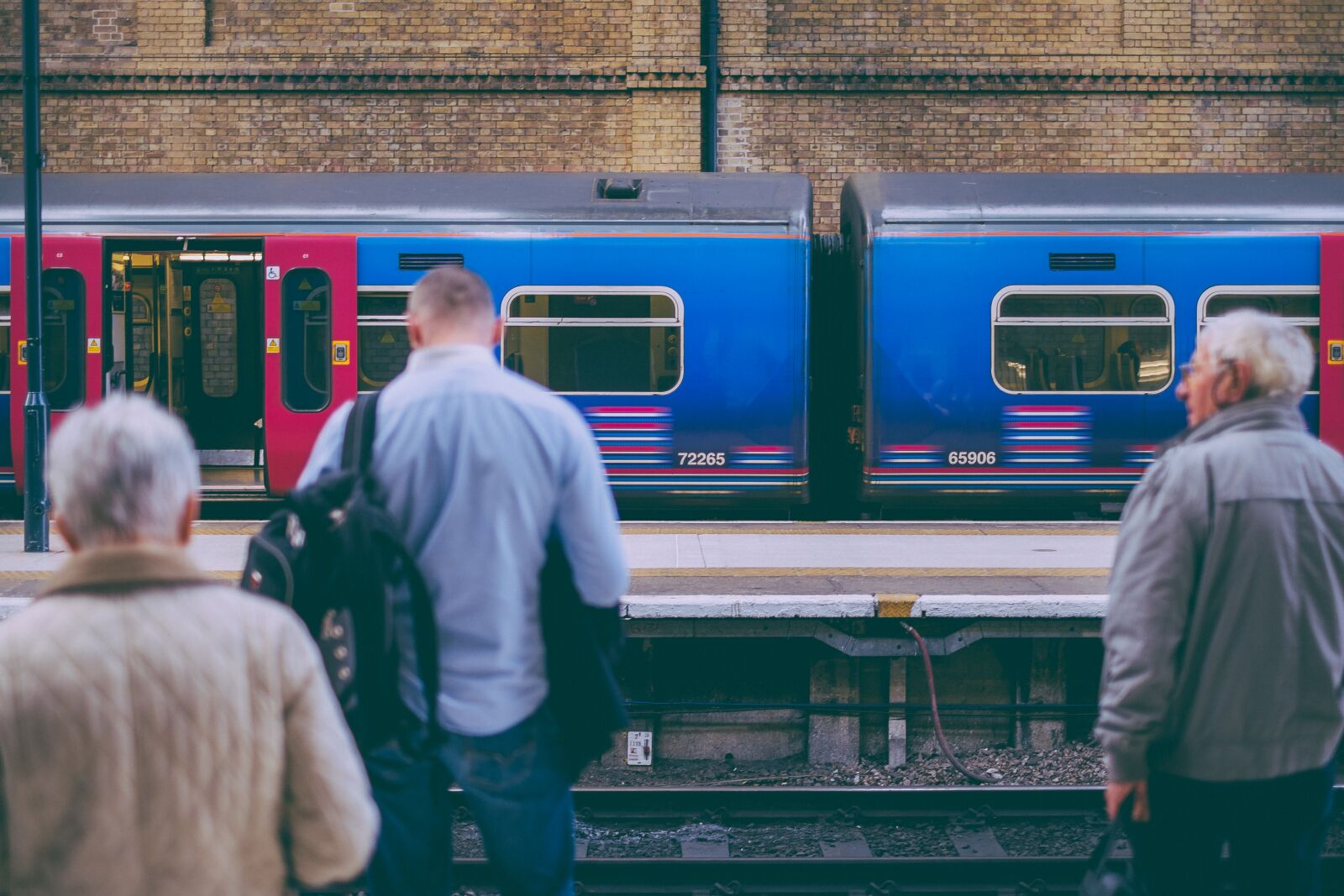 Fujifilm X-E1 + Fujifilm XF 35mm F1.4 R sample photo. People, railways, train photography