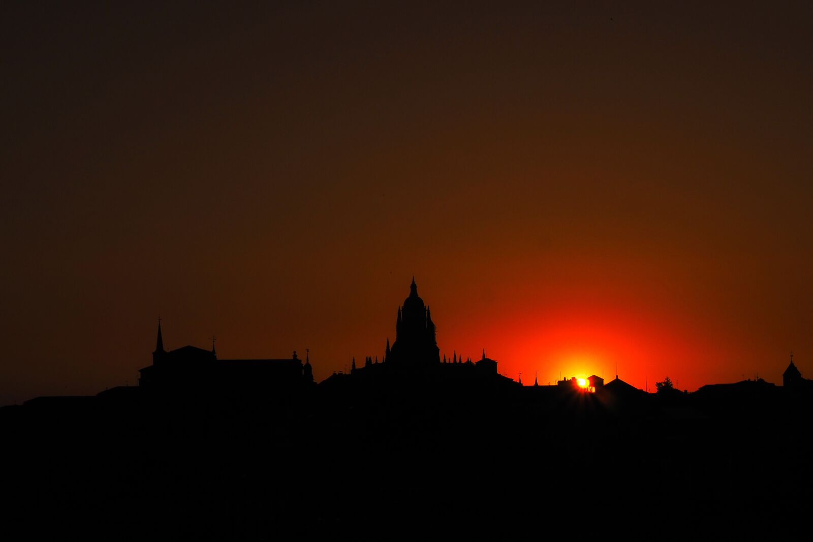 Olympus OM-D E-M10 II sample photo. Crespúsculo, silhouette, cathedral photography