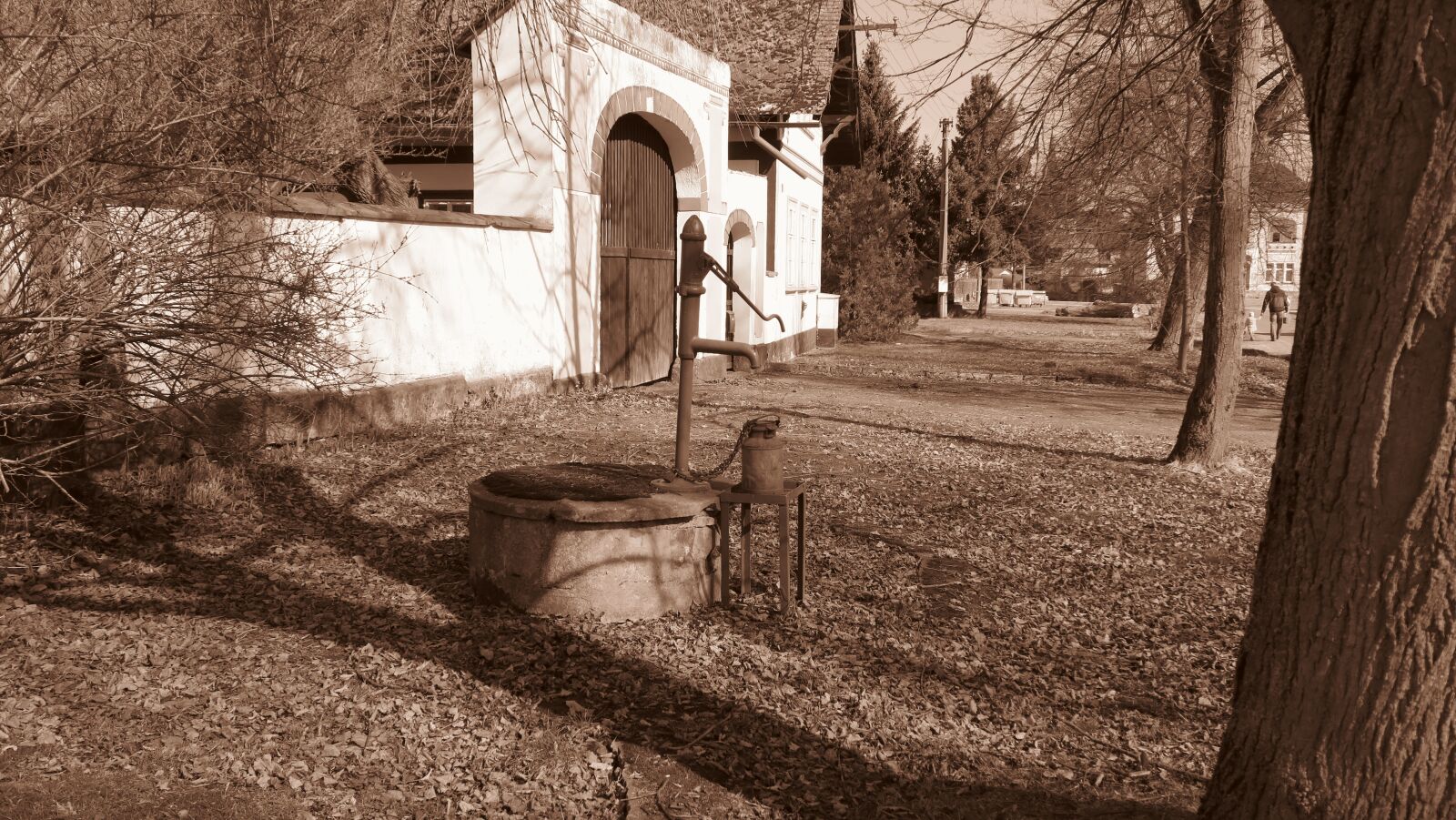 Canon PowerShot G5 X sample photo. Pump, village, shadow photography