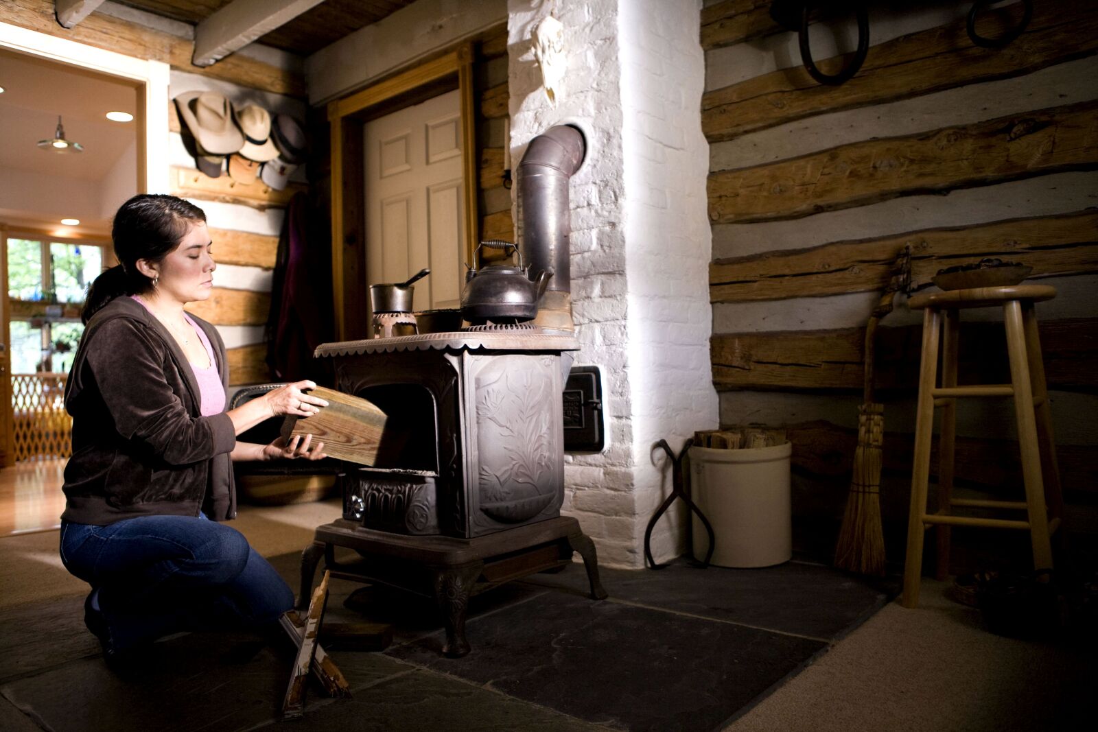 Canon EOS-1Ds Mark II sample photo. Woman, traditional, house, wood photography