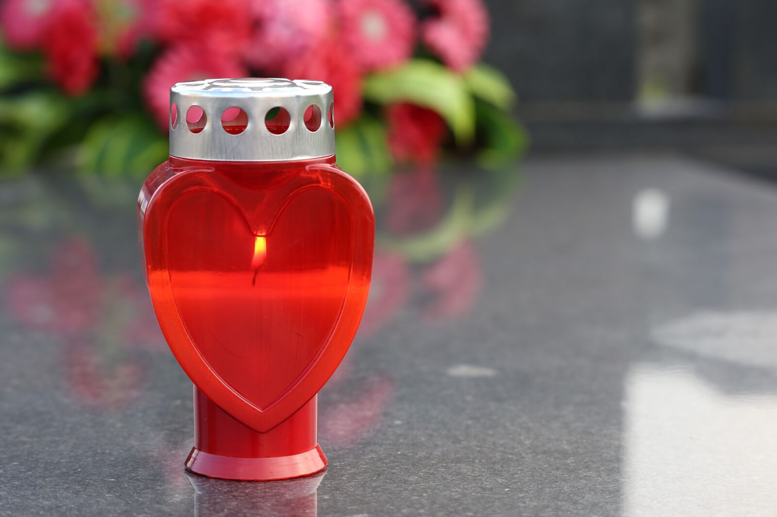 Canon EF 70-300 F4-5.6 IS II USM sample photo. Candle, heart, red photography