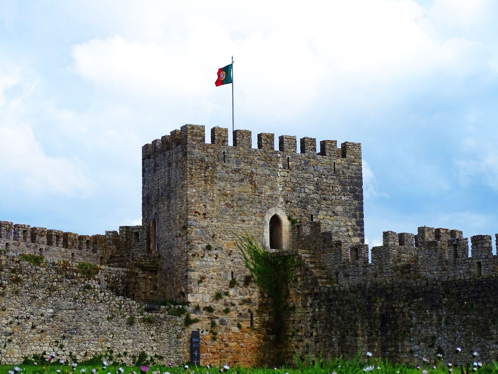 Sony Cyber-shot DSC-HX400V sample photo. Castle, flag of portugal photography