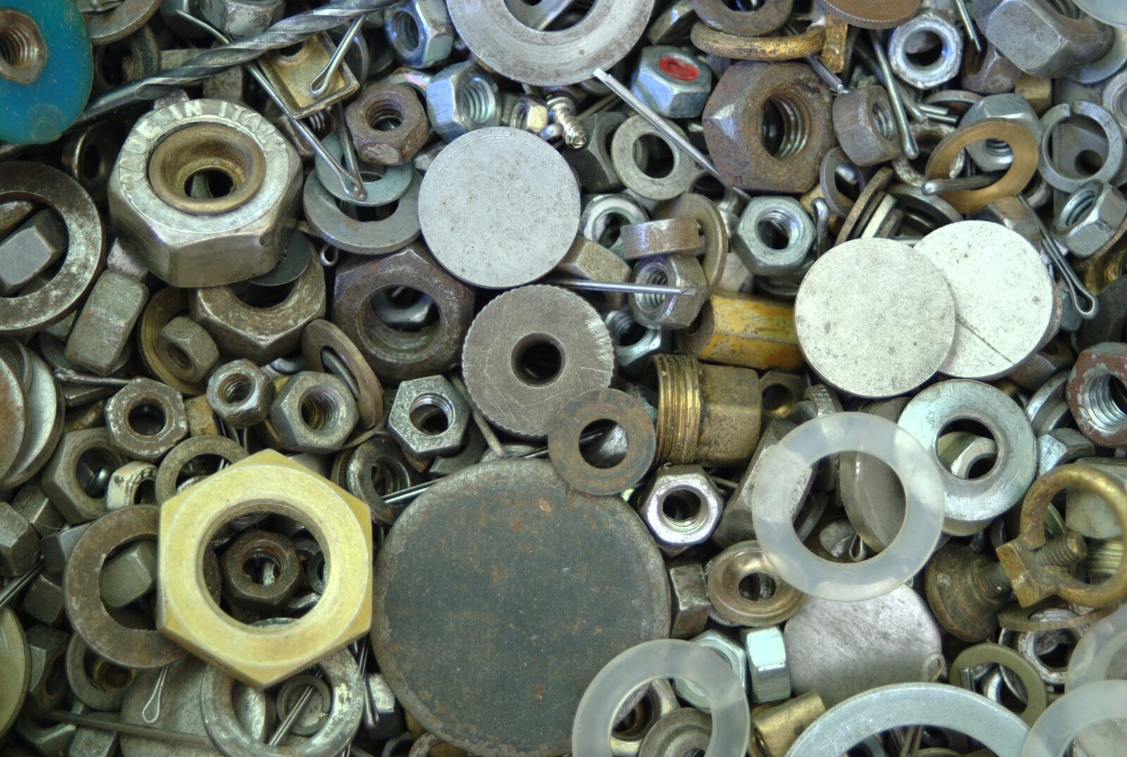 Sony Alpha DSLR-A200 sample photo. Nuts, the background, metal photography