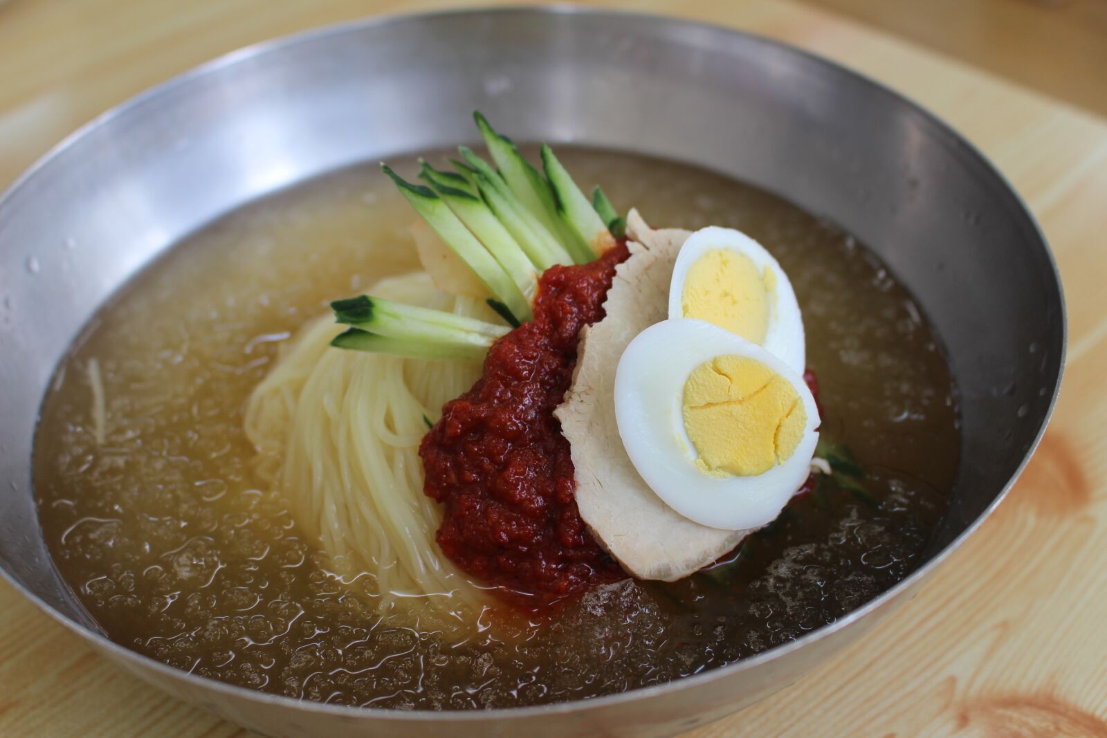Canon EOS 100D (EOS Rebel SL1 / EOS Kiss X7) sample photo. Water noodle, pushing, busan photography