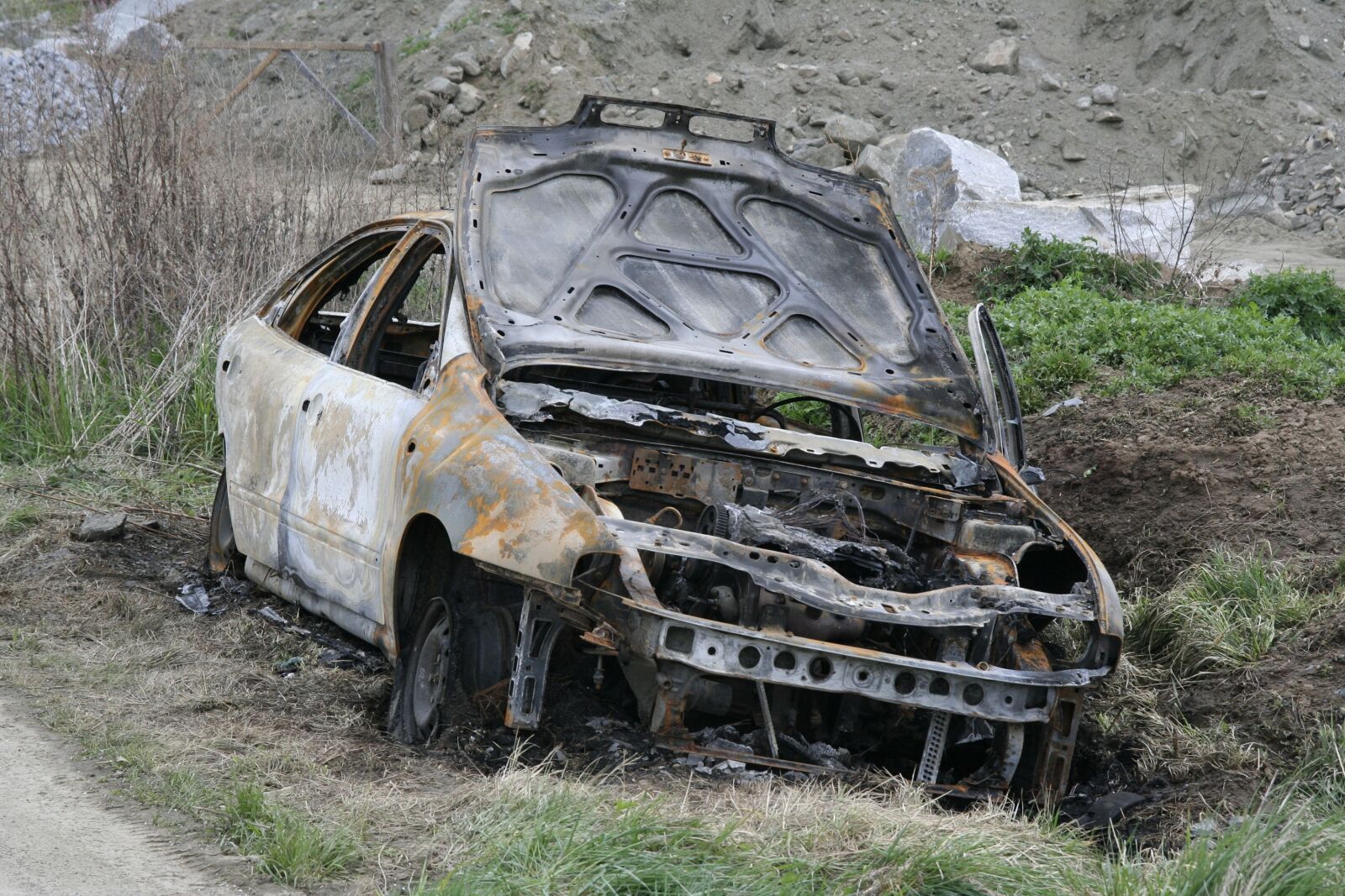 Canon EOS 350D (EOS Digital Rebel XT / EOS Kiss Digital N) sample photo. Car after fire, vehicle photography