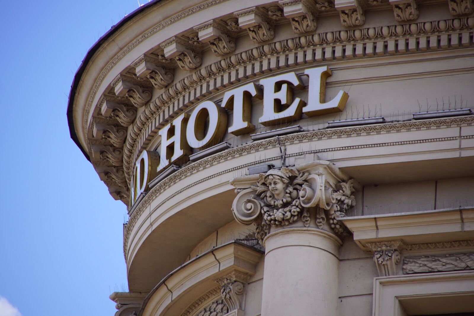 Sony DT 18-200mm F3.5-6.3 sample photo. Hotel, lublin, monument photography