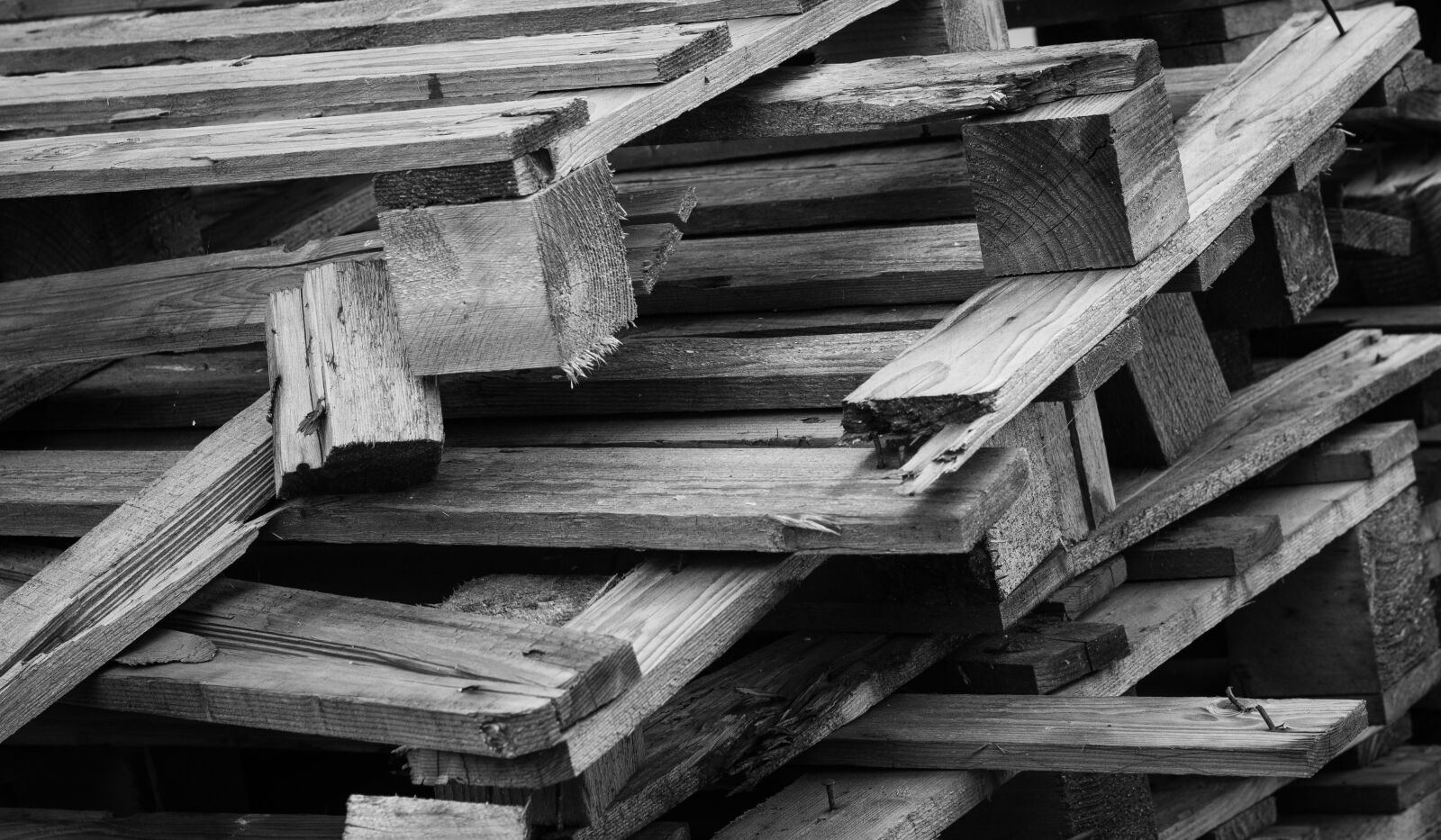 Canon EOS 700D (EOS Rebel T5i / EOS Kiss X7i) + Canon EF 50mm F1.8 STM sample photo. Pallets, building, build photography