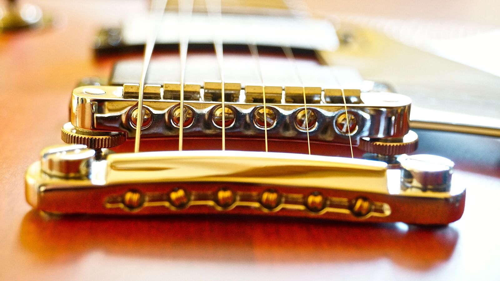 Sony NEX-VG30E sample photo. Gibson, easel, guitar photography