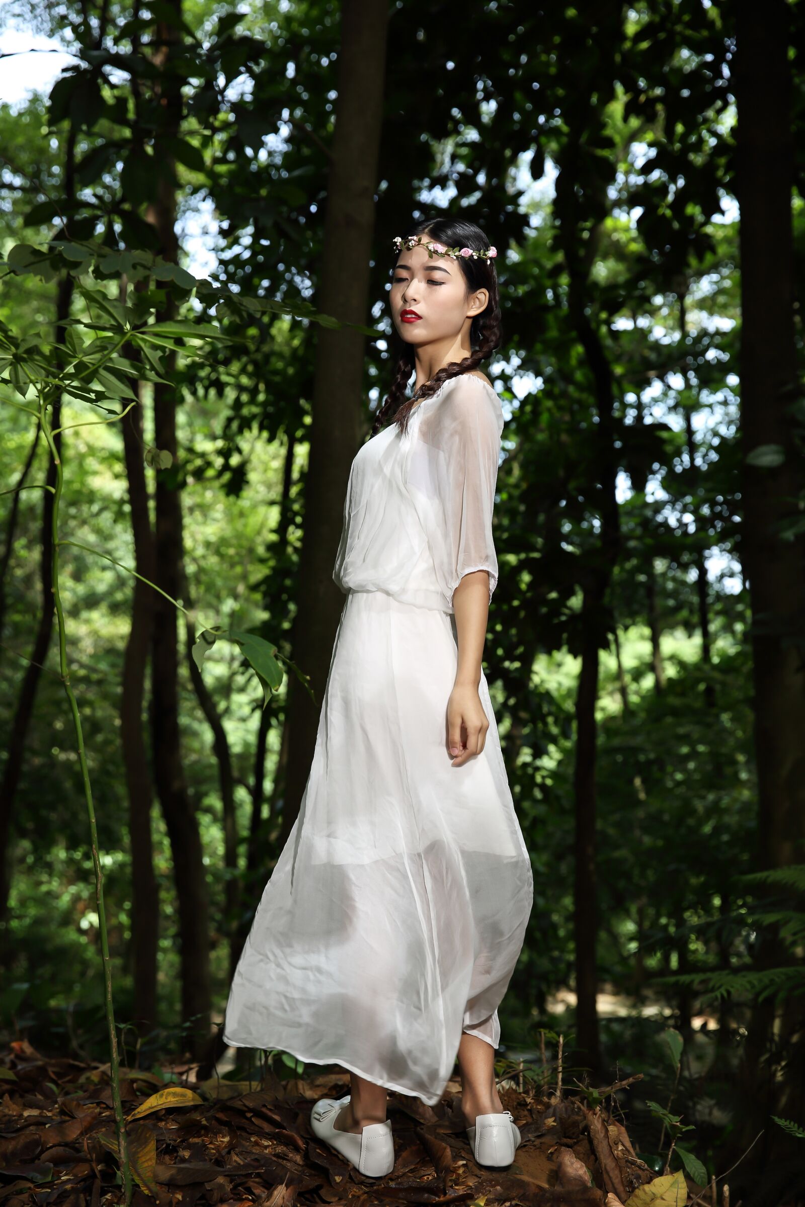 Canon EF 24-70mm F2.8L II USM sample photo. Dress, outdoor, wood photography
