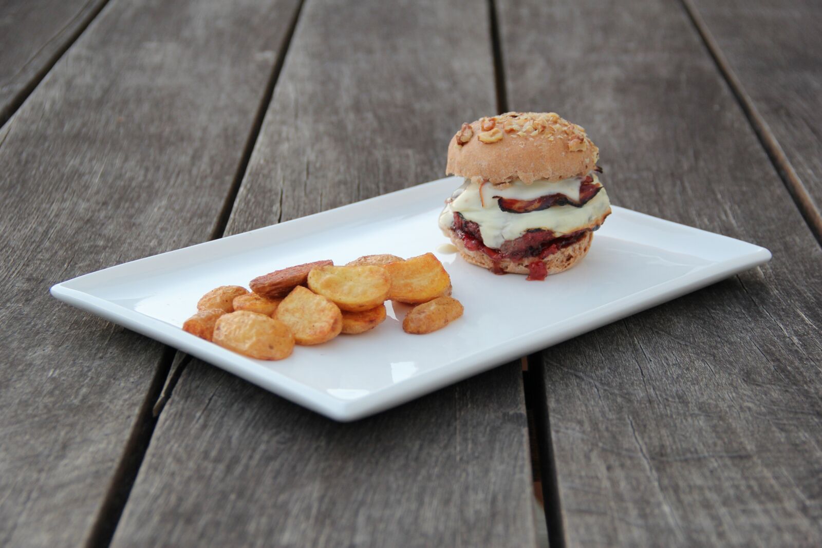 Canon EF-S 18-135mm F3.5-5.6 IS sample photo. Food, burger, plate photography