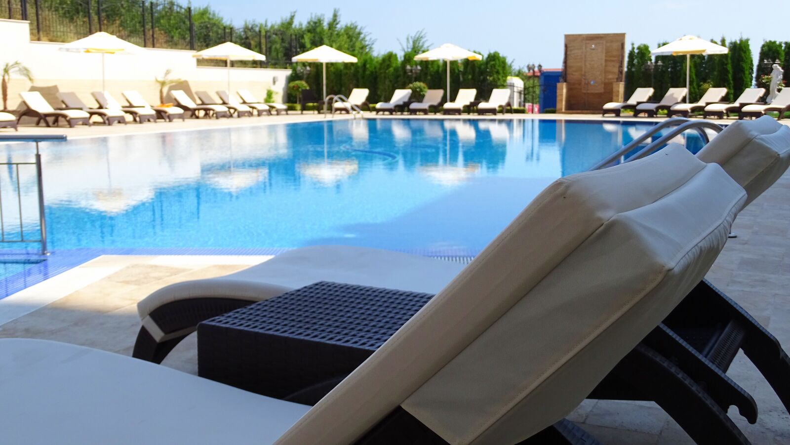Sony Cyber-shot DSC-HX400V sample photo. Pool, bulgaria, recliner photography