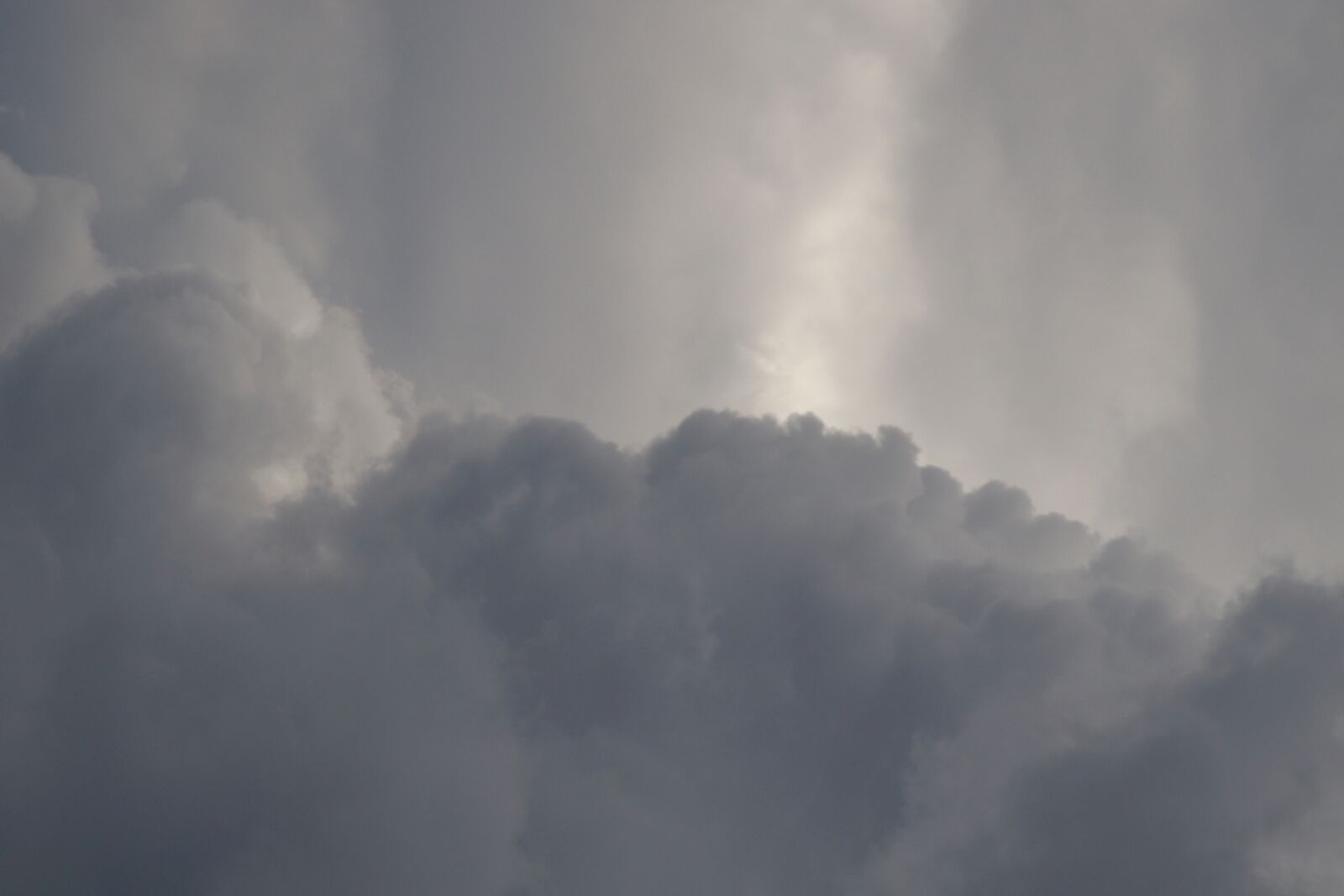 Canon EOS 200D (EOS Rebel SL2 / EOS Kiss X9) sample photo. Clouds, gloomy, sky photography