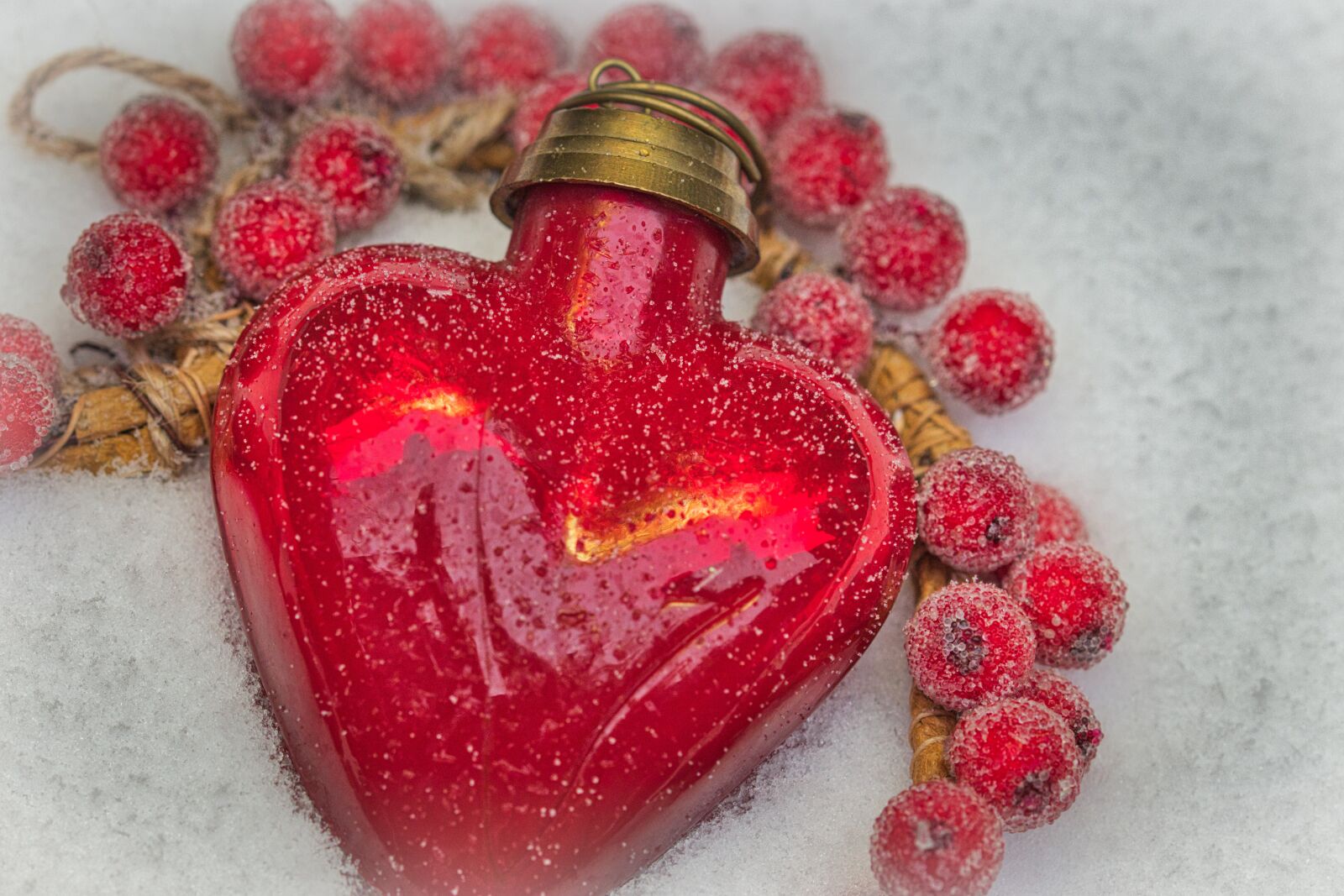 Canon EOS 200D (EOS Rebel SL2 / EOS Kiss X9) sample photo. Heart, red, snow photography
