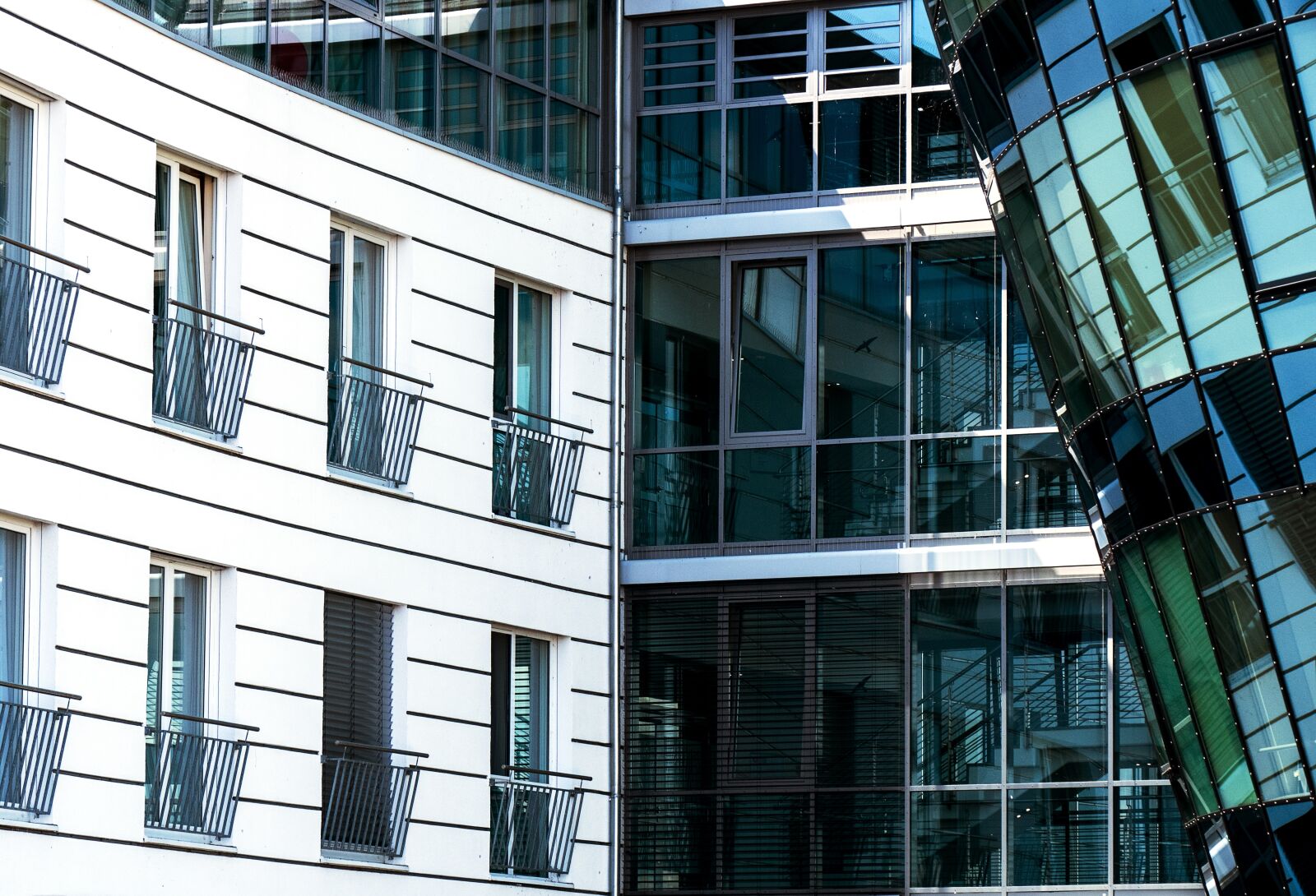 Panasonic Lumix DMC-FZ1000 sample photo. Architecture, glass facade, mirror photography