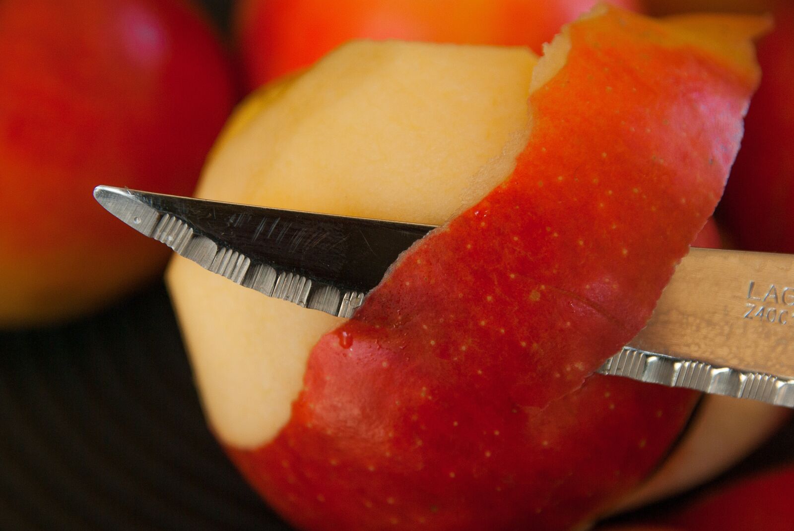 Pentax K10D sample photo. Apples, knife, fruit photography