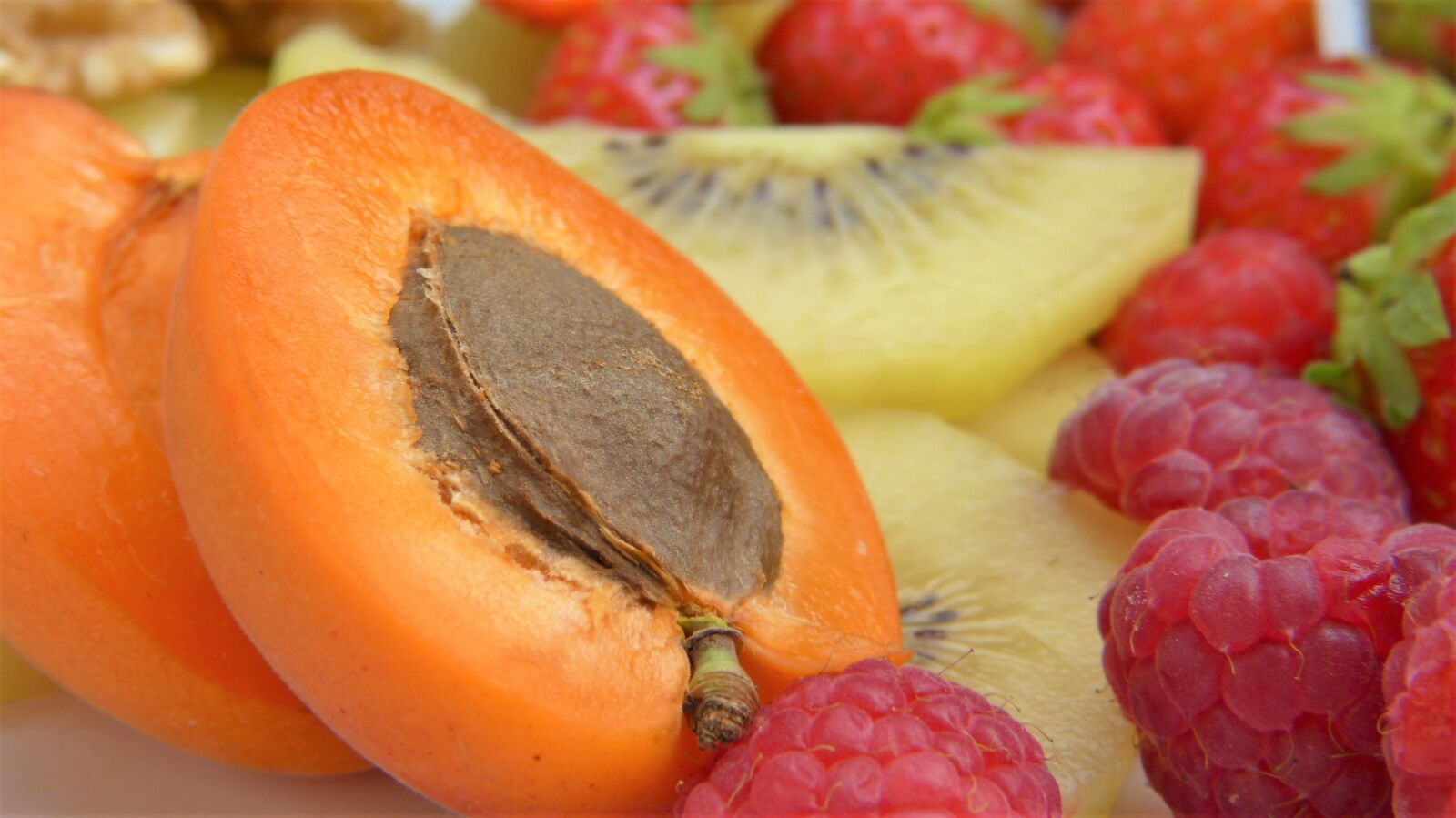 Panasonic Lumix DMC-FZ150 sample photo. Apricot, cut in half photography
