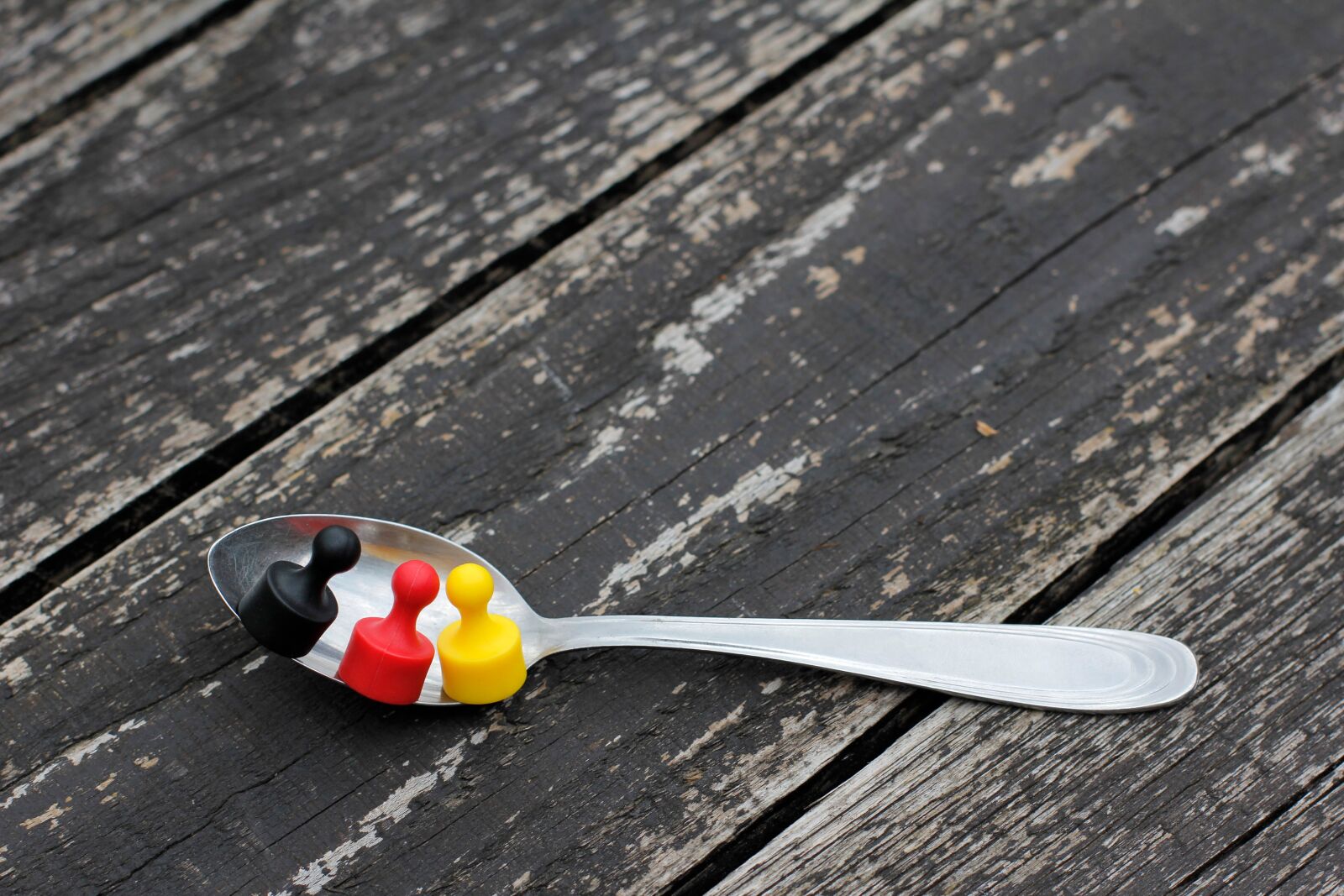 Canon EOS 60D + Canon EF 50mm F1.4 USM sample photo. Germany, magnet, patriotism photography