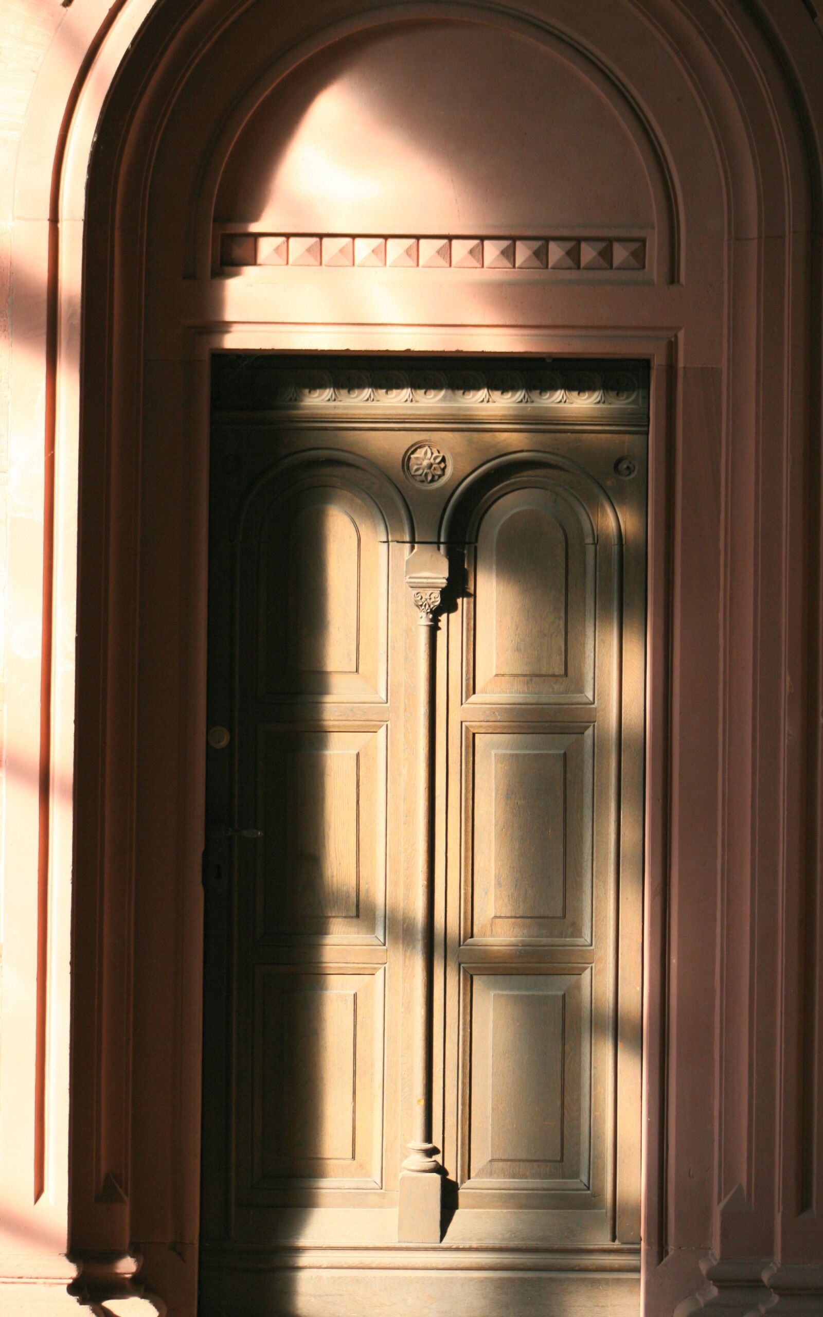 Canon EOS 400D (EOS Digital Rebel XTi / EOS Kiss Digital X) sample photo. Door, input, architecture photography