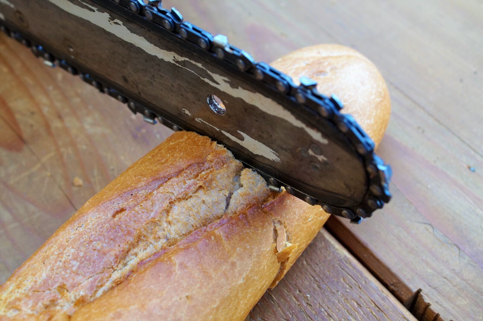 Sony DT 18-70mm F3.5-5.6 sample photo. Chainsaw, wood, baguette photography