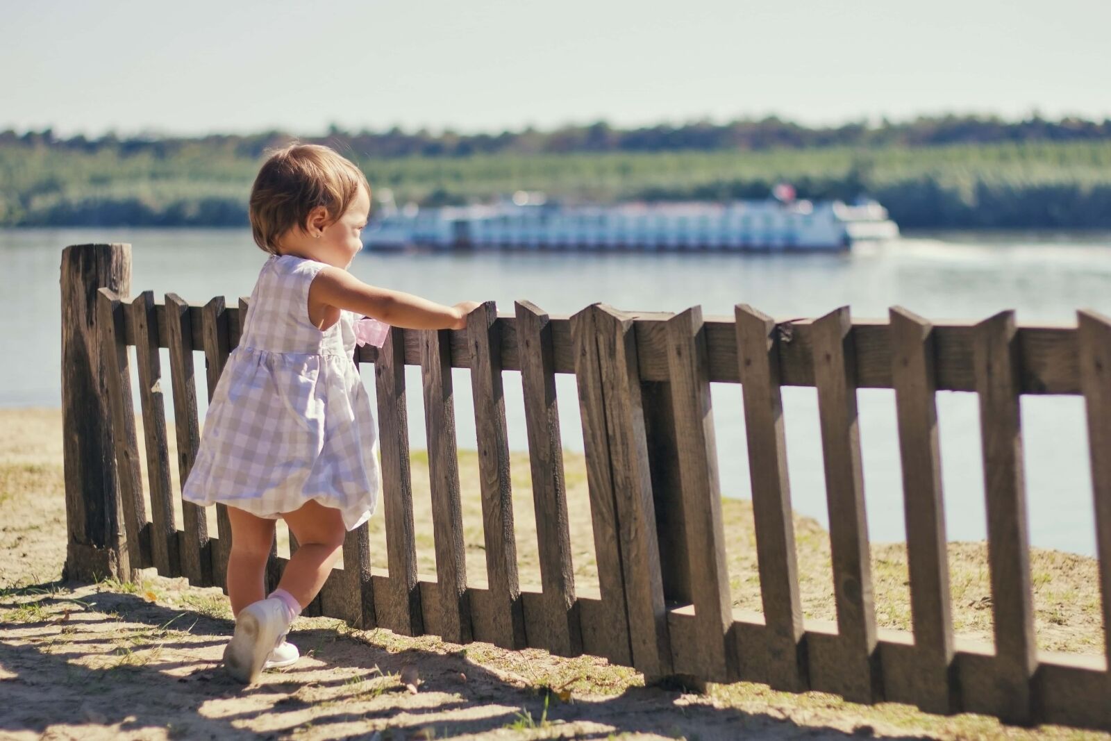 Canon EOS 550D (EOS Rebel T2i / EOS Kiss X4) + Canon EF 50mm F1.8 II sample photo. Child, picket fence, childhood photography