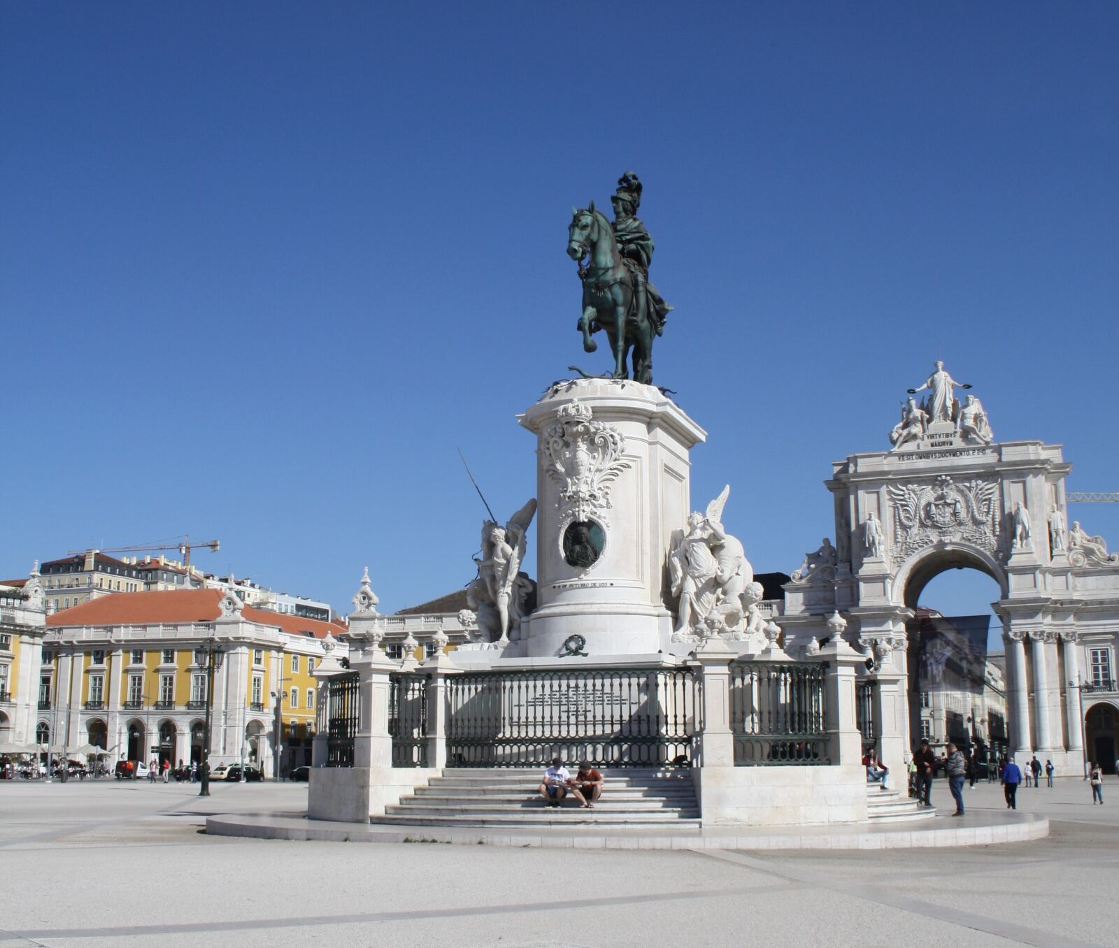 Canon EOS 1000D (EOS Digital Rebel XS / EOS Kiss F) sample photo. Lisbon, famous square, may 2017 photography