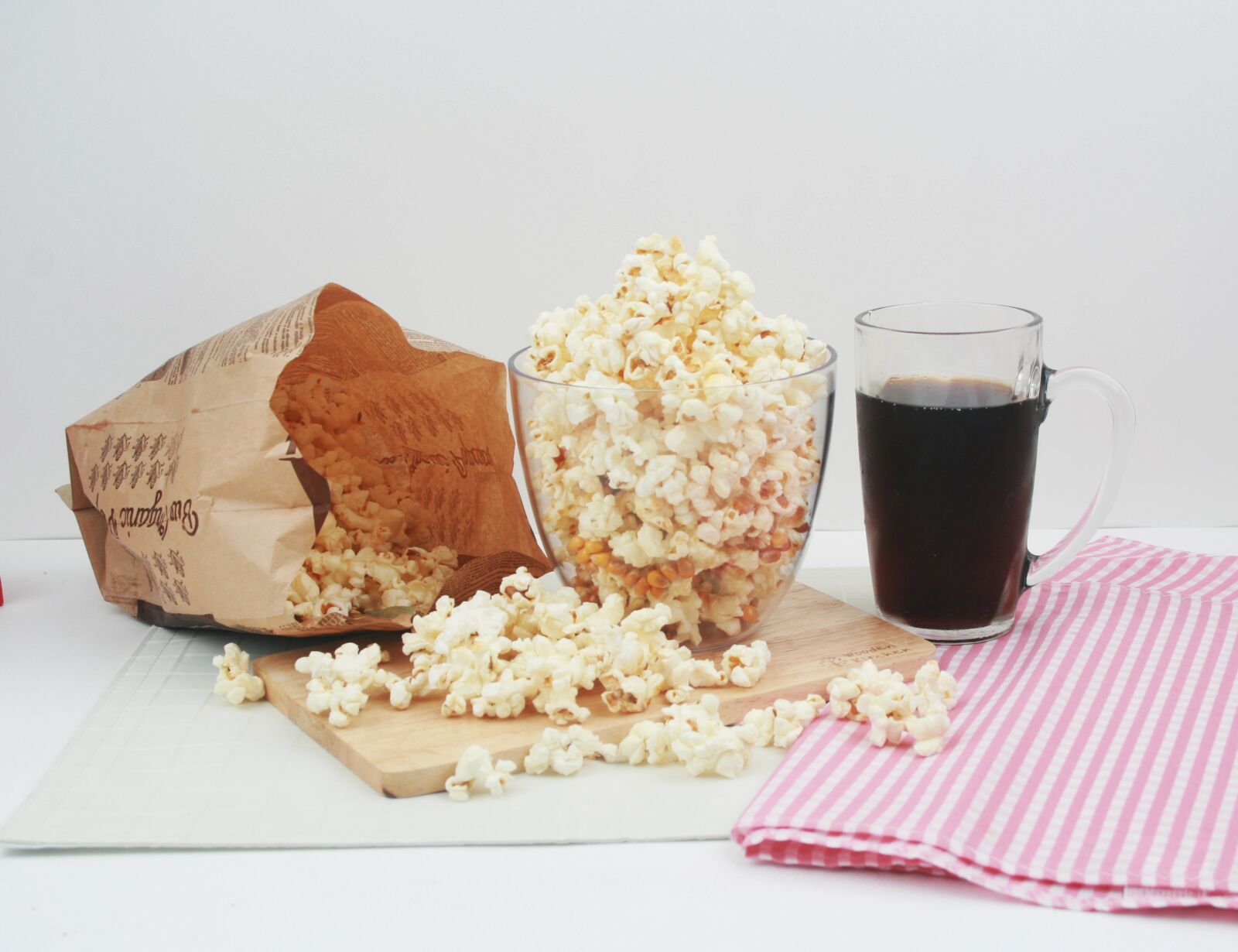 Canon EOS 400D (EOS Digital Rebel XTi / EOS Kiss Digital X) sample photo. Snack, popcorn, cola photography