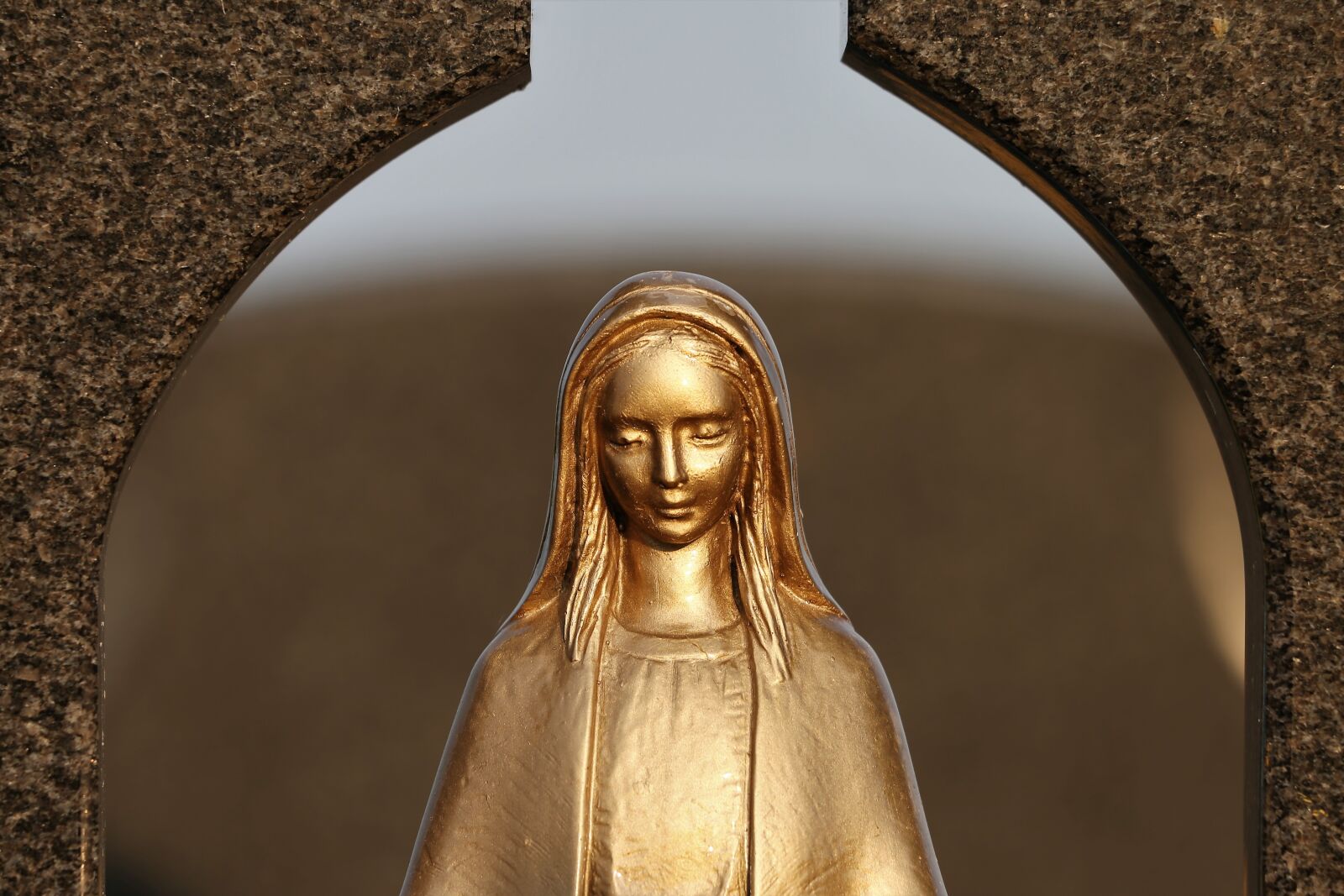 Canon EF 70-300 F4-5.6 IS II USM sample photo. Golden statue, figure, mary photography