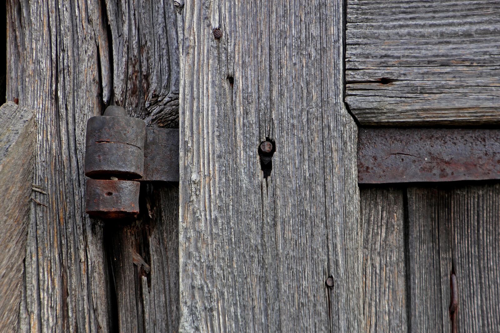 Canon EOS 60D sample photo. Door hardware, door hinge photography