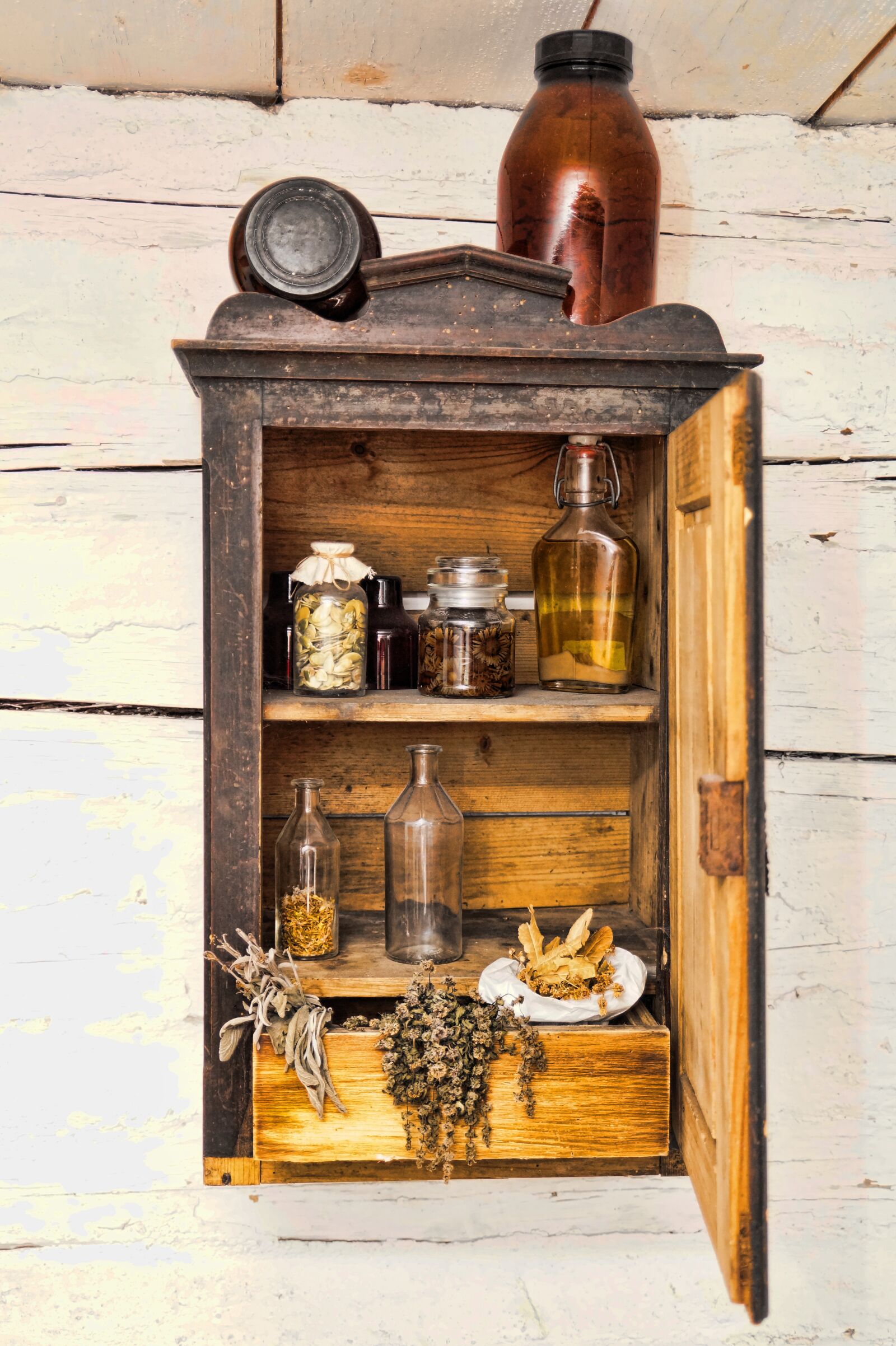 Sony DT 18-200mm F3.5-6.3 sample photo. Wood, cupboard, jars photography