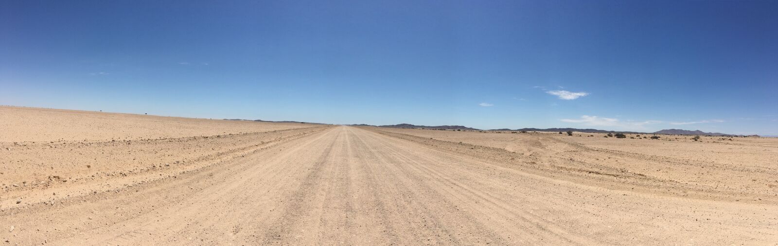 iPhone SE back camera 4.15mm f/2.2 sample photo. Desert, road, loneliness photography