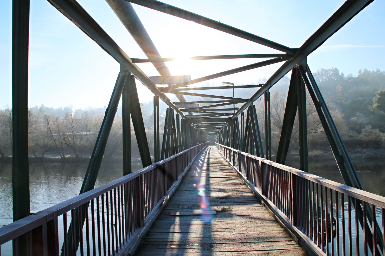 Canon EOS 1100D (EOS Rebel T3 / EOS Kiss X50) sample photo. Bridge, sun, winter photography