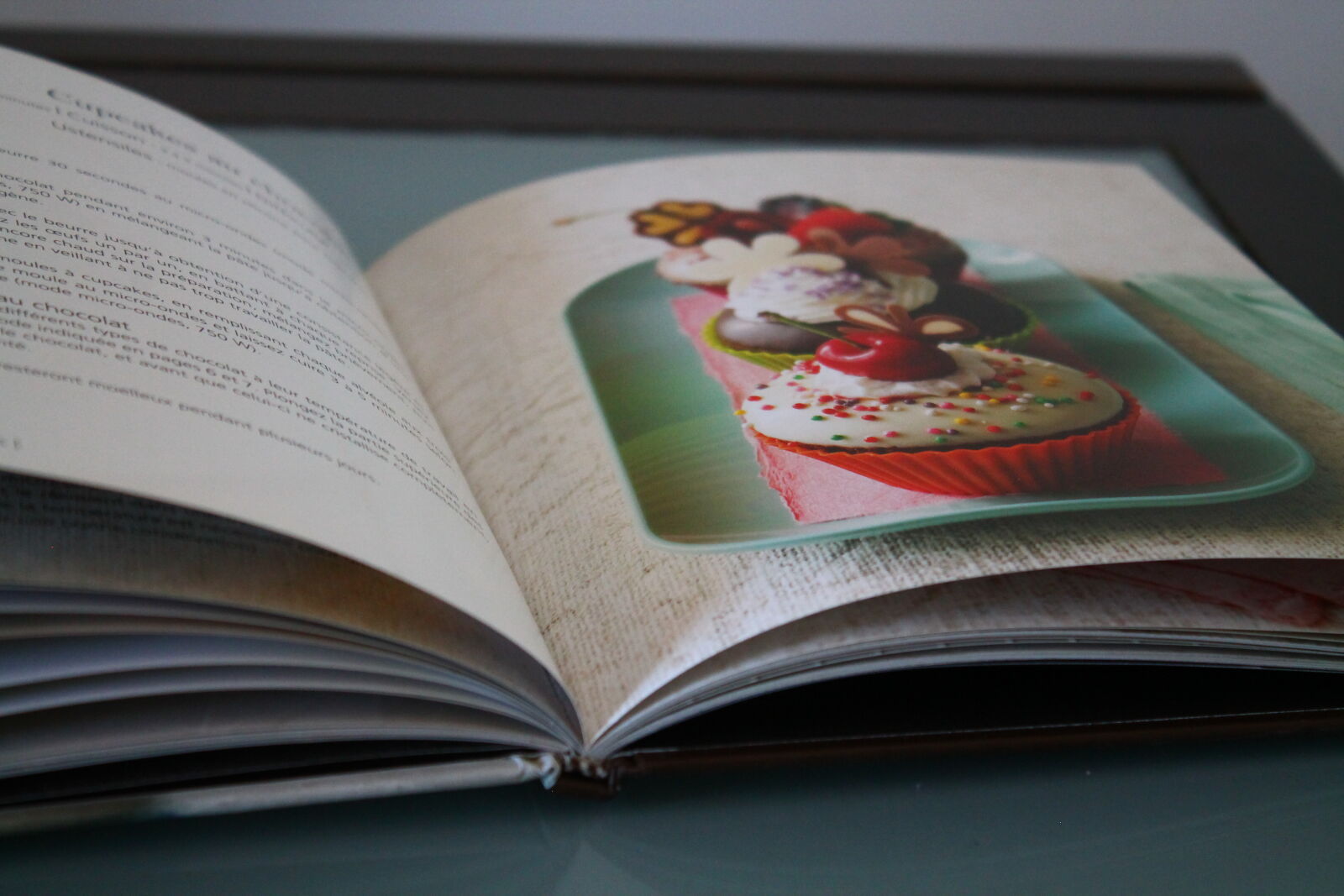 Canon EOS 1100D (EOS Rebel T3 / EOS Kiss X50) sample photo. Book, cake, food photography