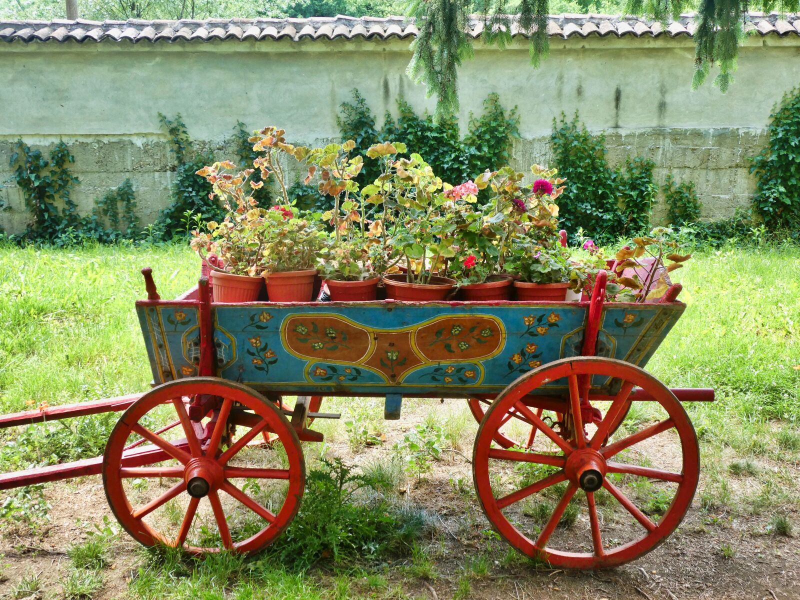 Panasonic Lumix DC-ZS70 (Lumix DC-TZ90) sample photo. Wagon, planter, flowers photography