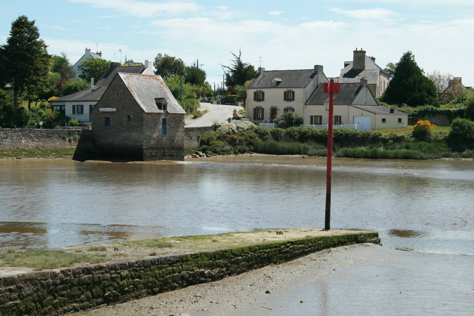 Canon EOS 400D (EOS Digital Rebel XTi / EOS Kiss Digital X) sample photo. Body of water, house photography