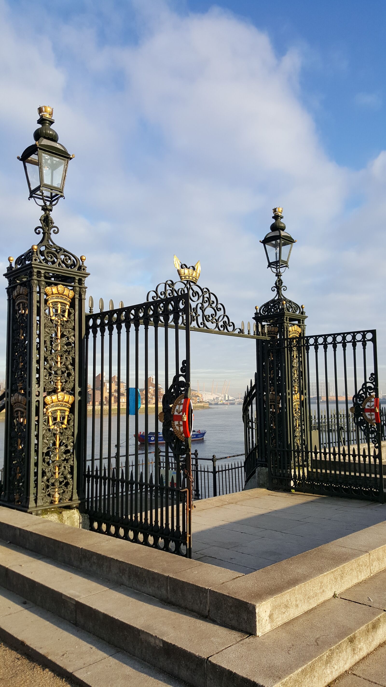 Samsung Galaxy S6 sample photo. Greenwich, gate, open thames photography