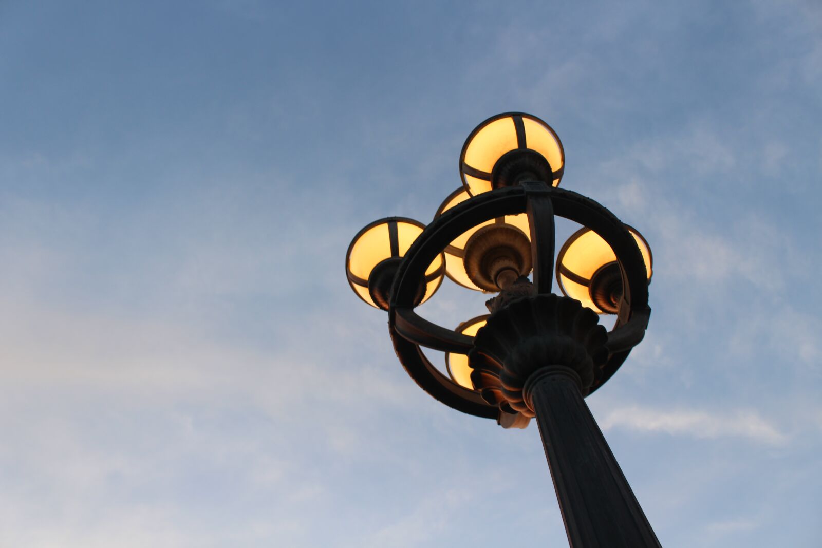 Canon EOS 100D (EOS Rebel SL1 / EOS Kiss X7) sample photo. Light pole, evening sky photography